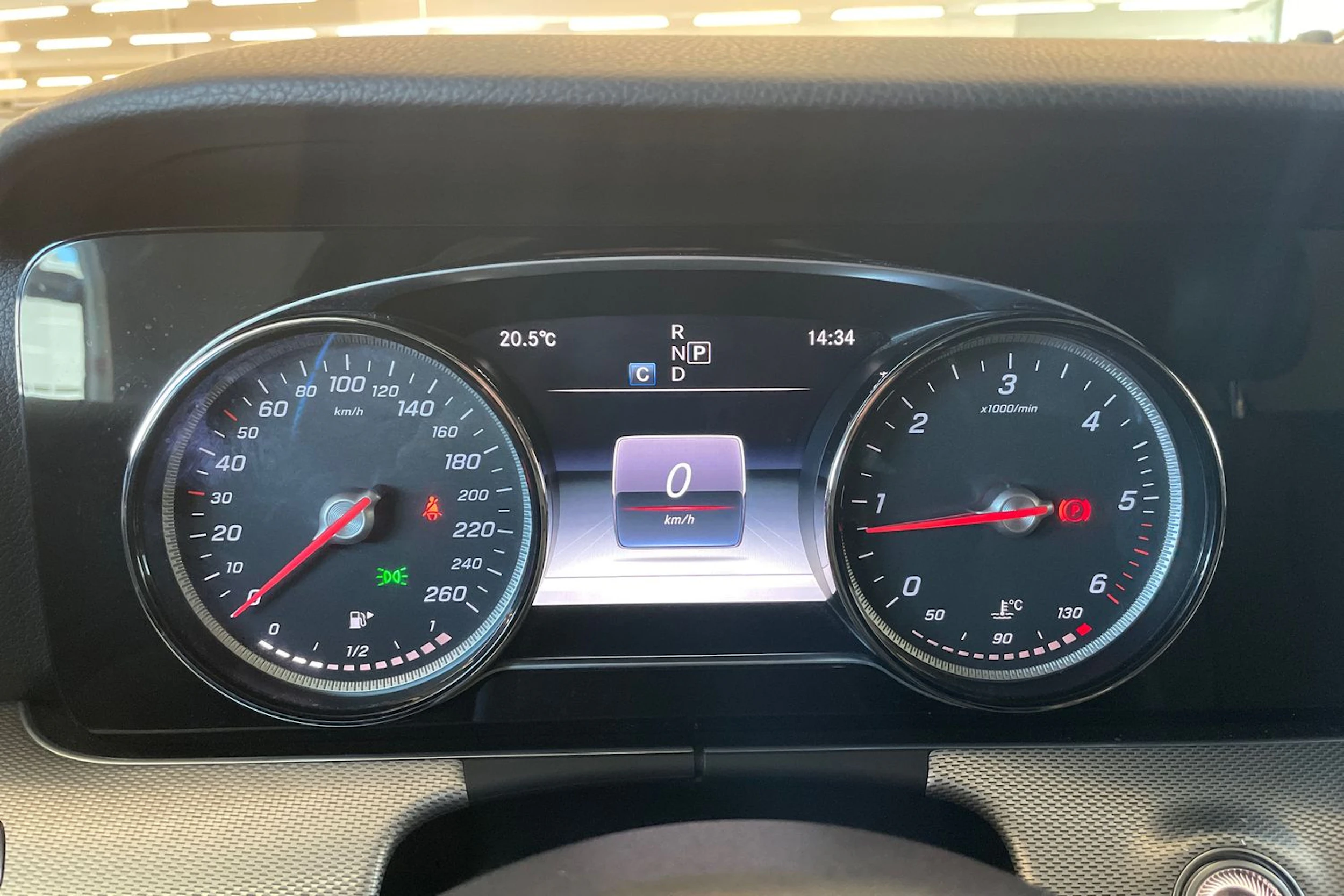 Valkoinen Mercedes-Benz E 2017 kuva 21.