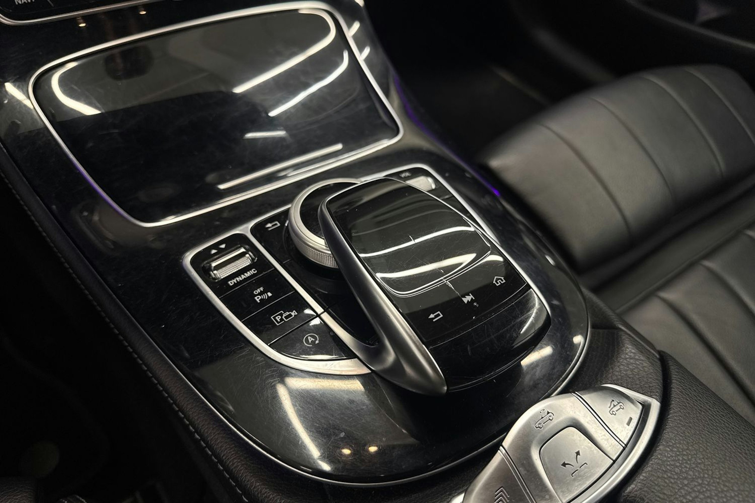 valkoinen Mercedes-Benz E 2017 kuva 22.
