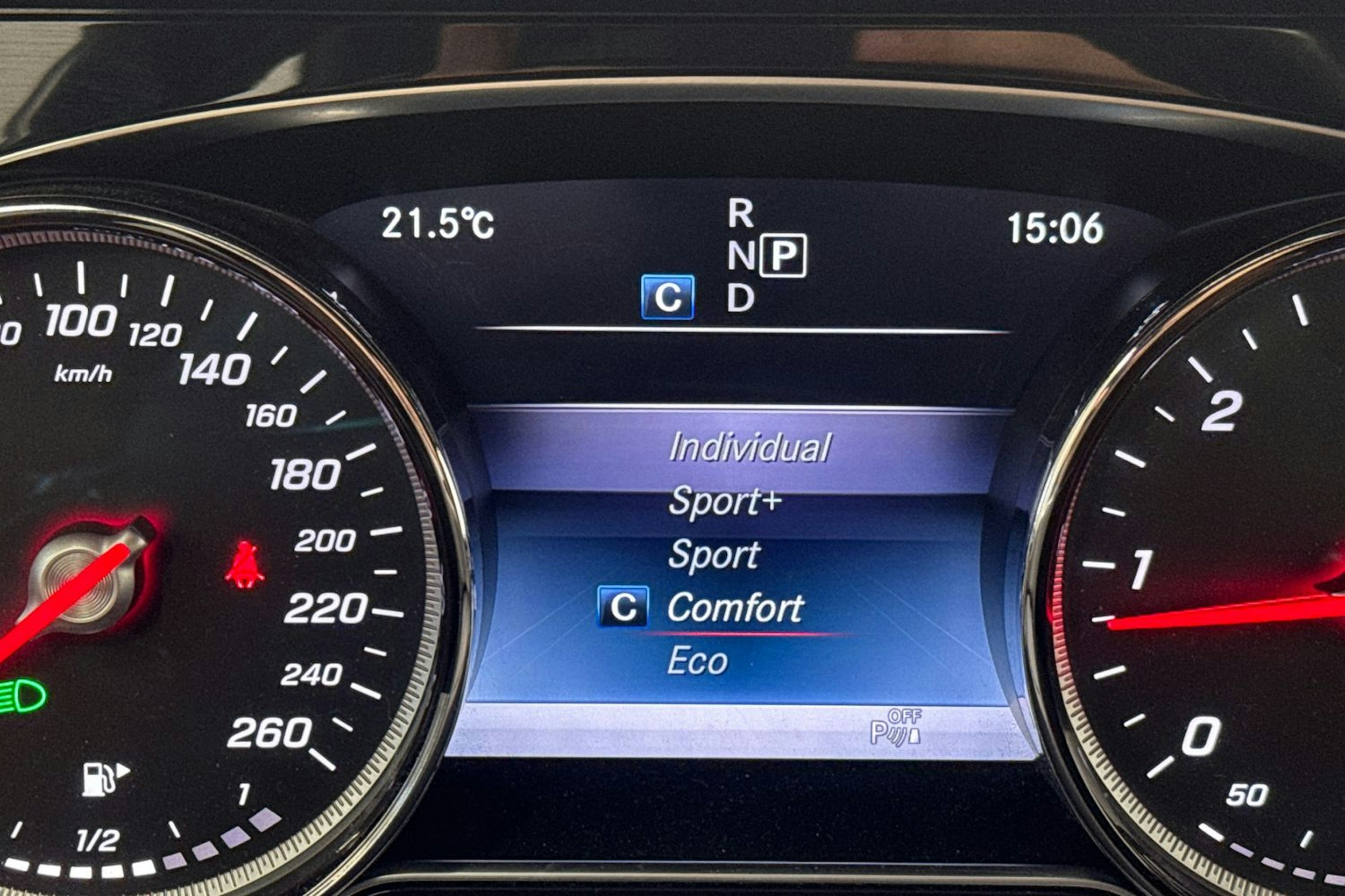 valkoinen Mercedes-Benz E 2017 kuva 32.