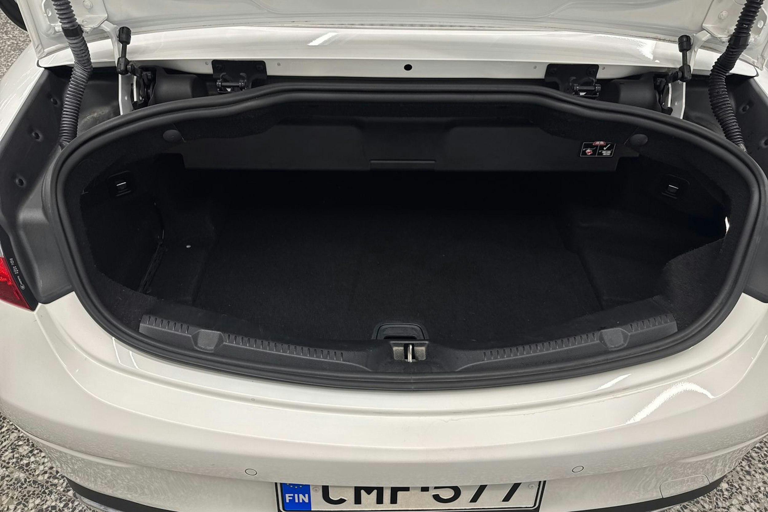 valkoinen Mercedes-Benz E 2017 kuva 34.
