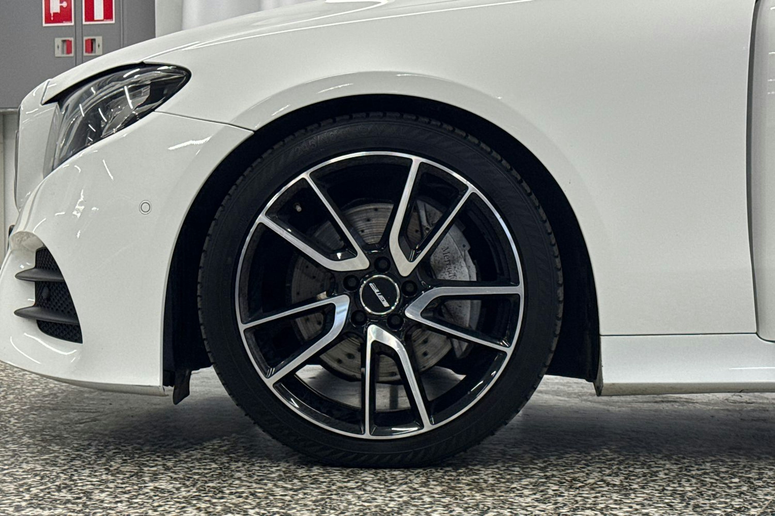 valkoinen Mercedes-Benz E 2017 kuva 35.