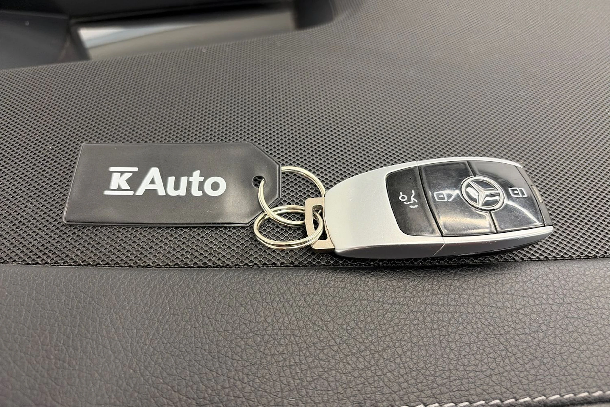 sininen Mercedes-Benz E 2017 kuva 28.