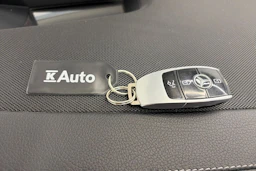 sininen Mercedes-Benz E 2017 kuva 28.