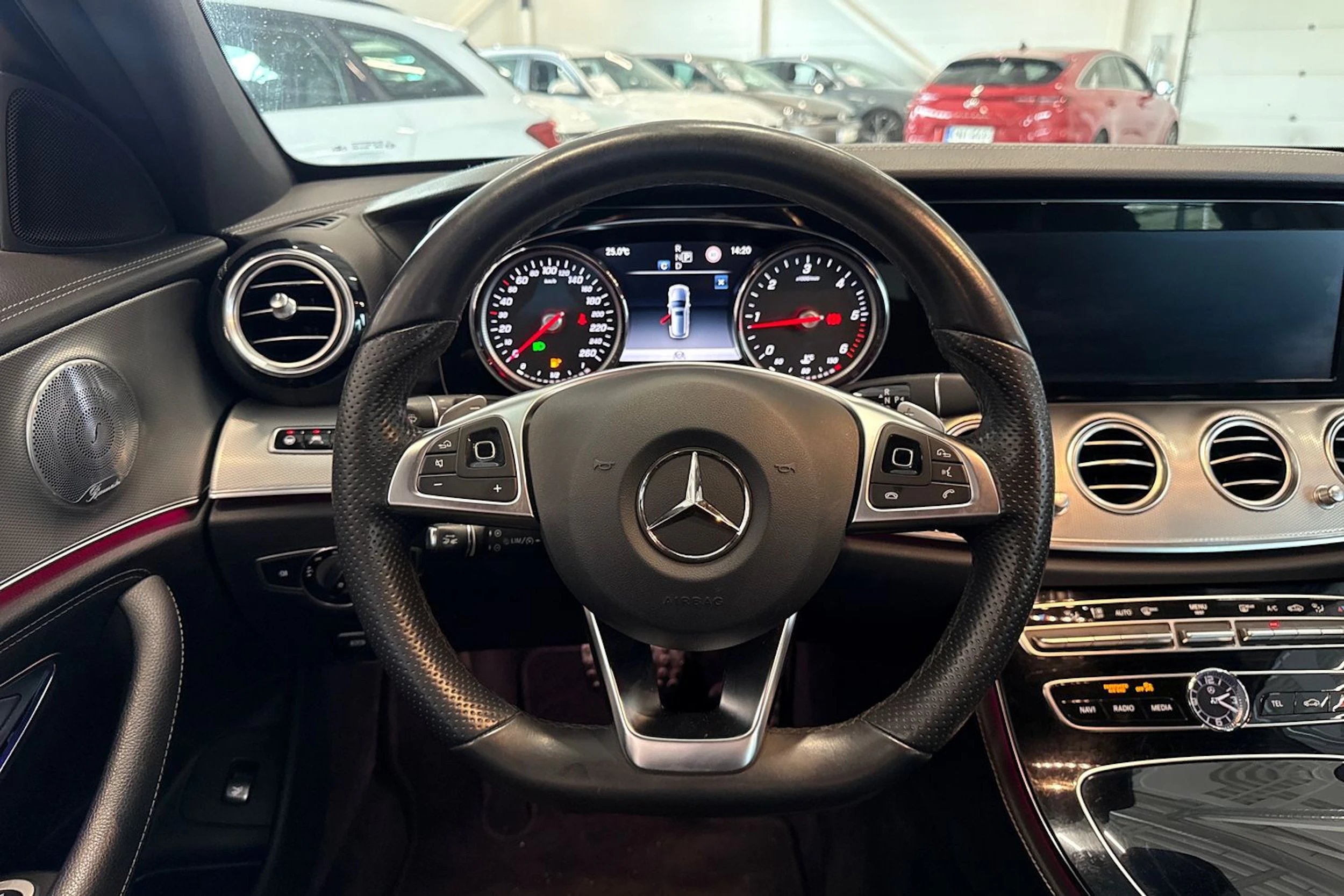 musta Mercedes-Benz E 2017 kuva 15.