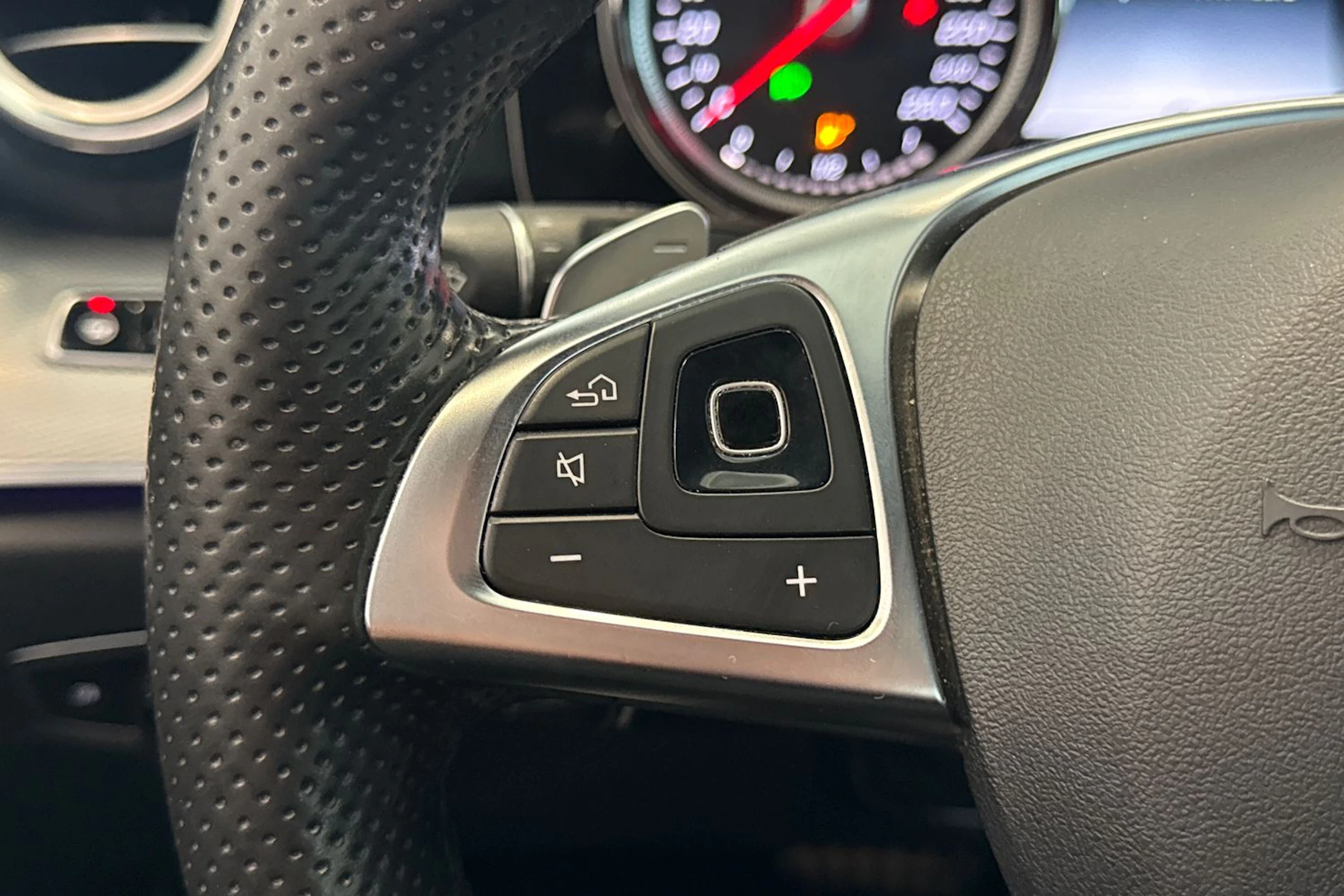 musta Mercedes-Benz E 2017 kuva 16.