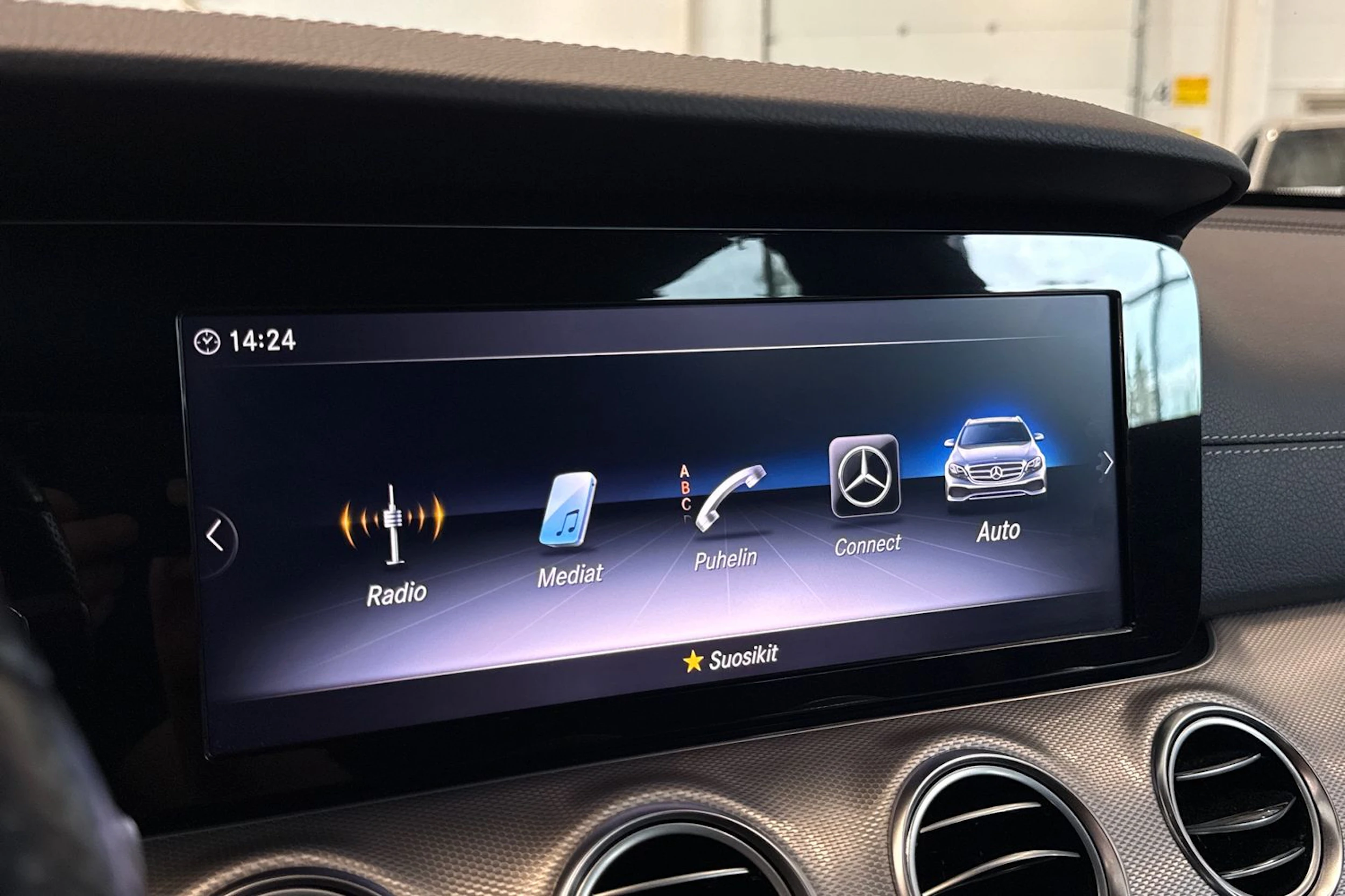 musta Mercedes-Benz E 2017 kuva 22.