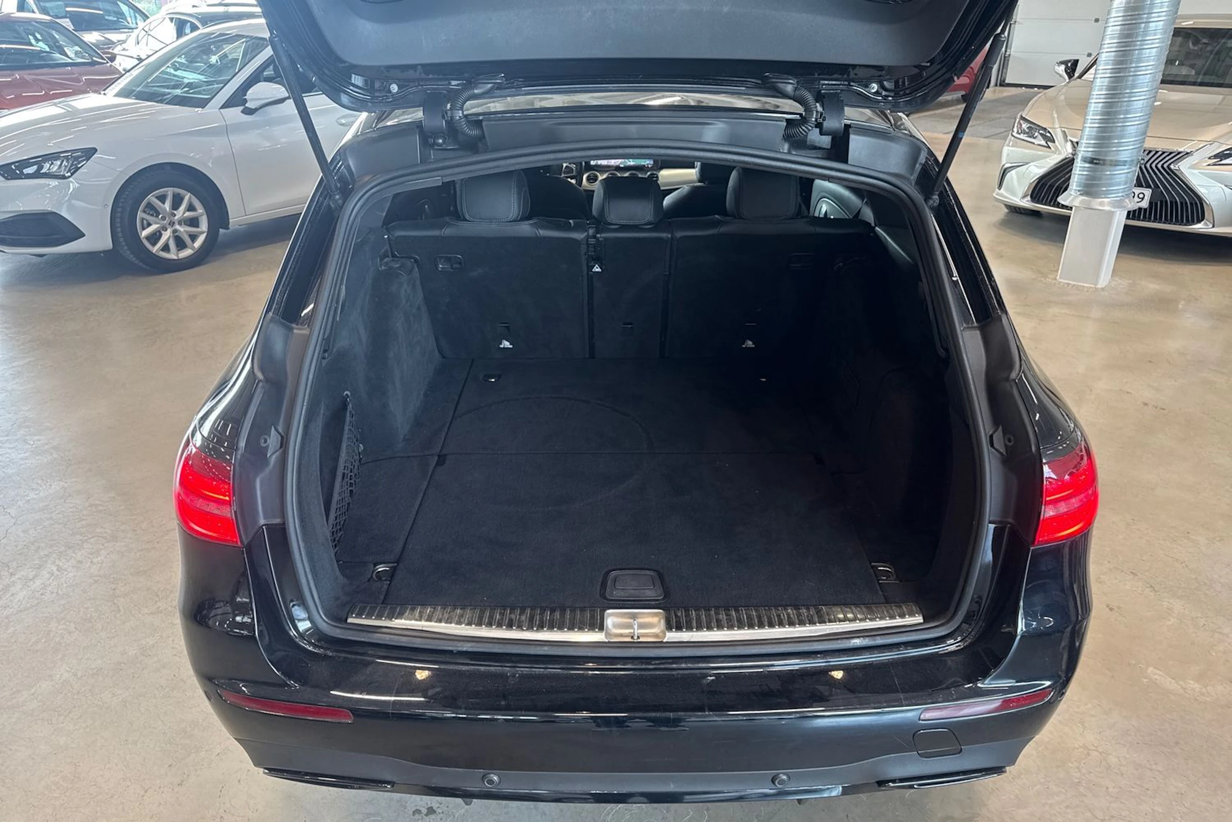 musta Mercedes-Benz E 2017 kuva 30.