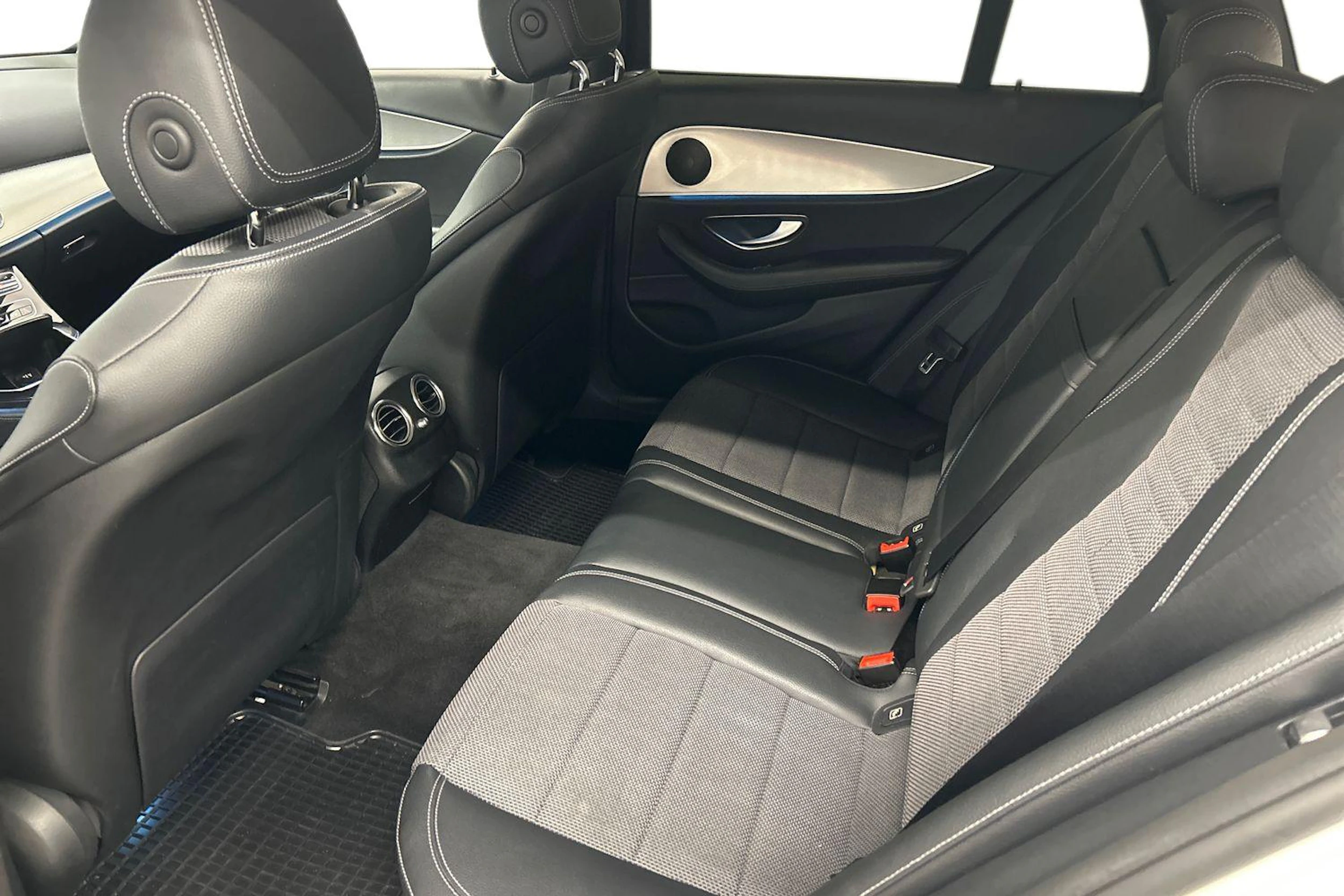 valkoinen Mercedes-Benz E 2017 kuva 8.