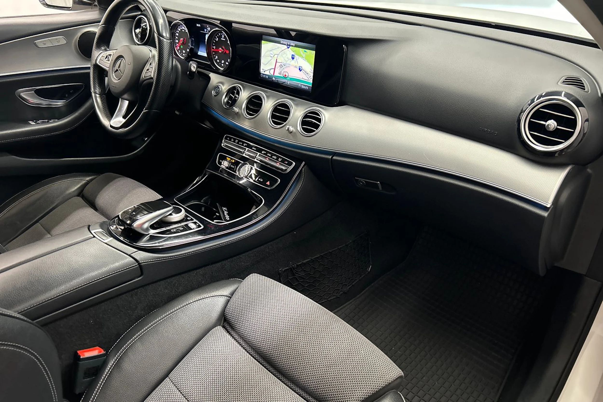 valkoinen Mercedes-Benz E 2017 kuva 13.