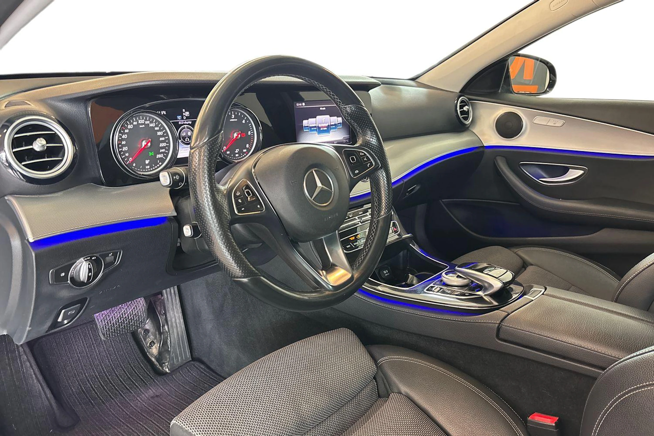 Sininen Mercedes-Benz E 2017 kuva 6.