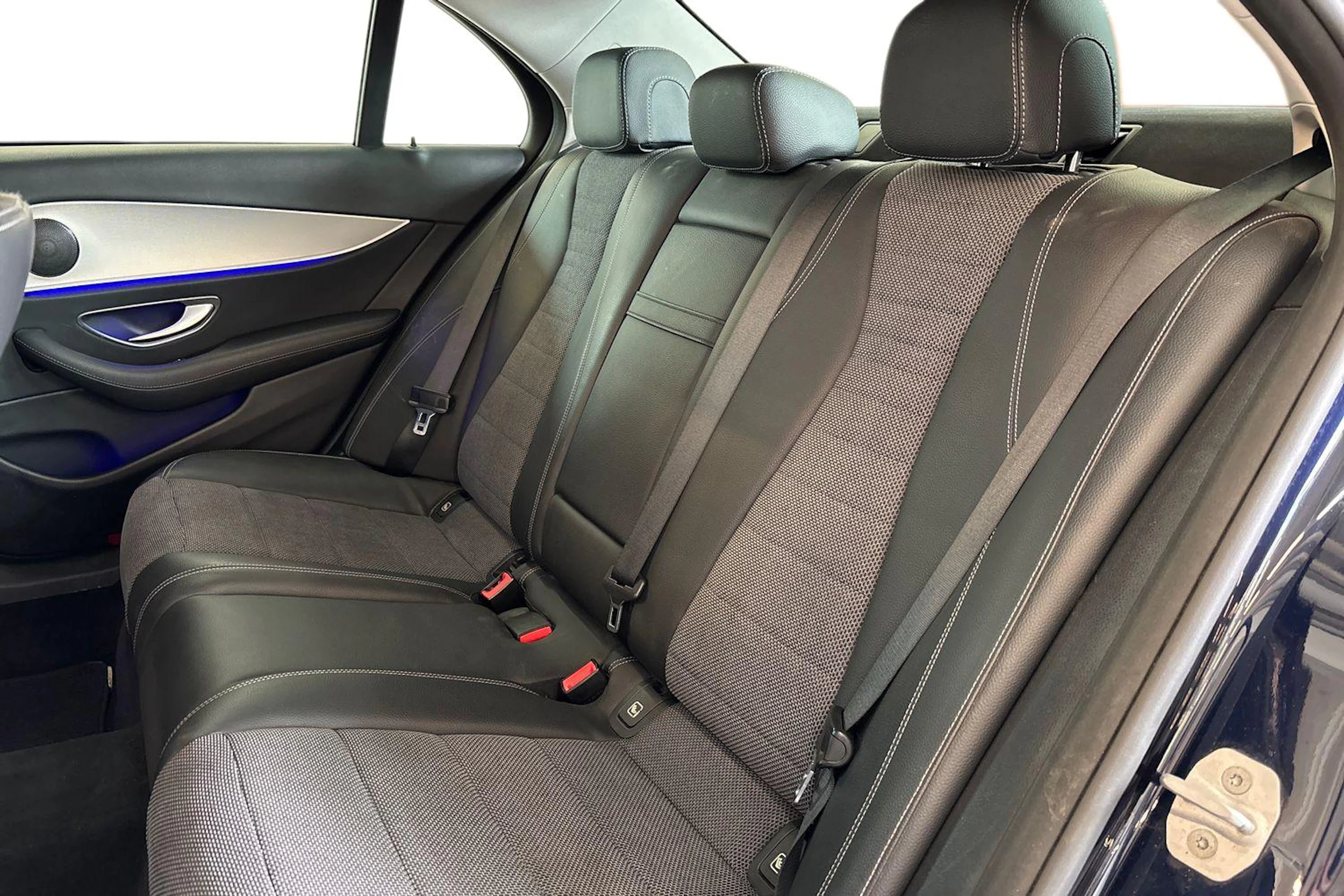 Sininen Mercedes-Benz E 2017 kuva 8.