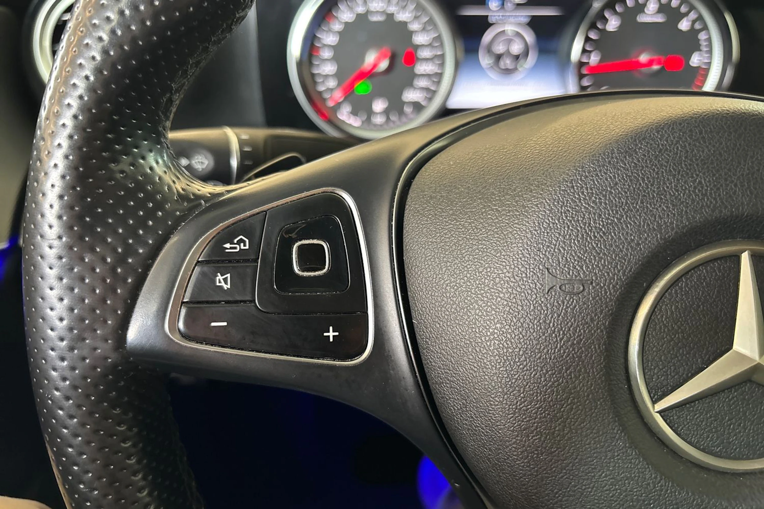 Sininen Mercedes-Benz E 2017 kuva 12.