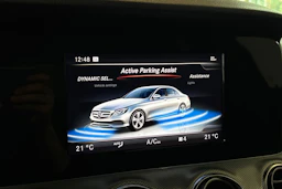 Sininen Mercedes-Benz E 2017 kuva 16.