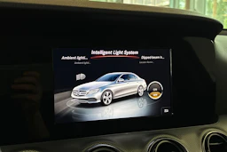 Sininen Mercedes-Benz E 2017 kuva 19.
