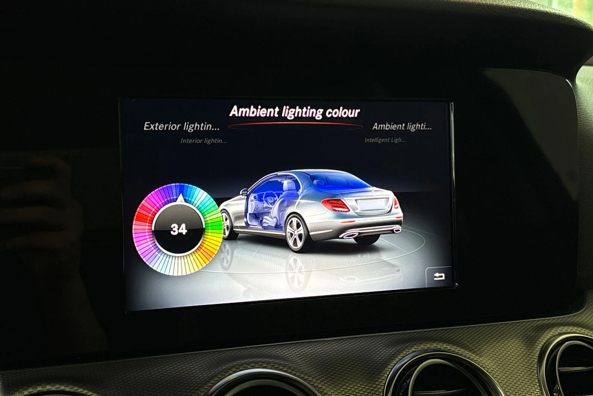 Sininen Mercedes-Benz E 2017 kuva 20.
