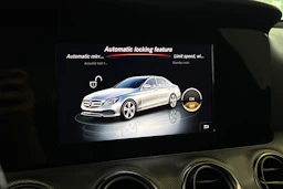 Sininen Mercedes-Benz E 2017 kuva 21.