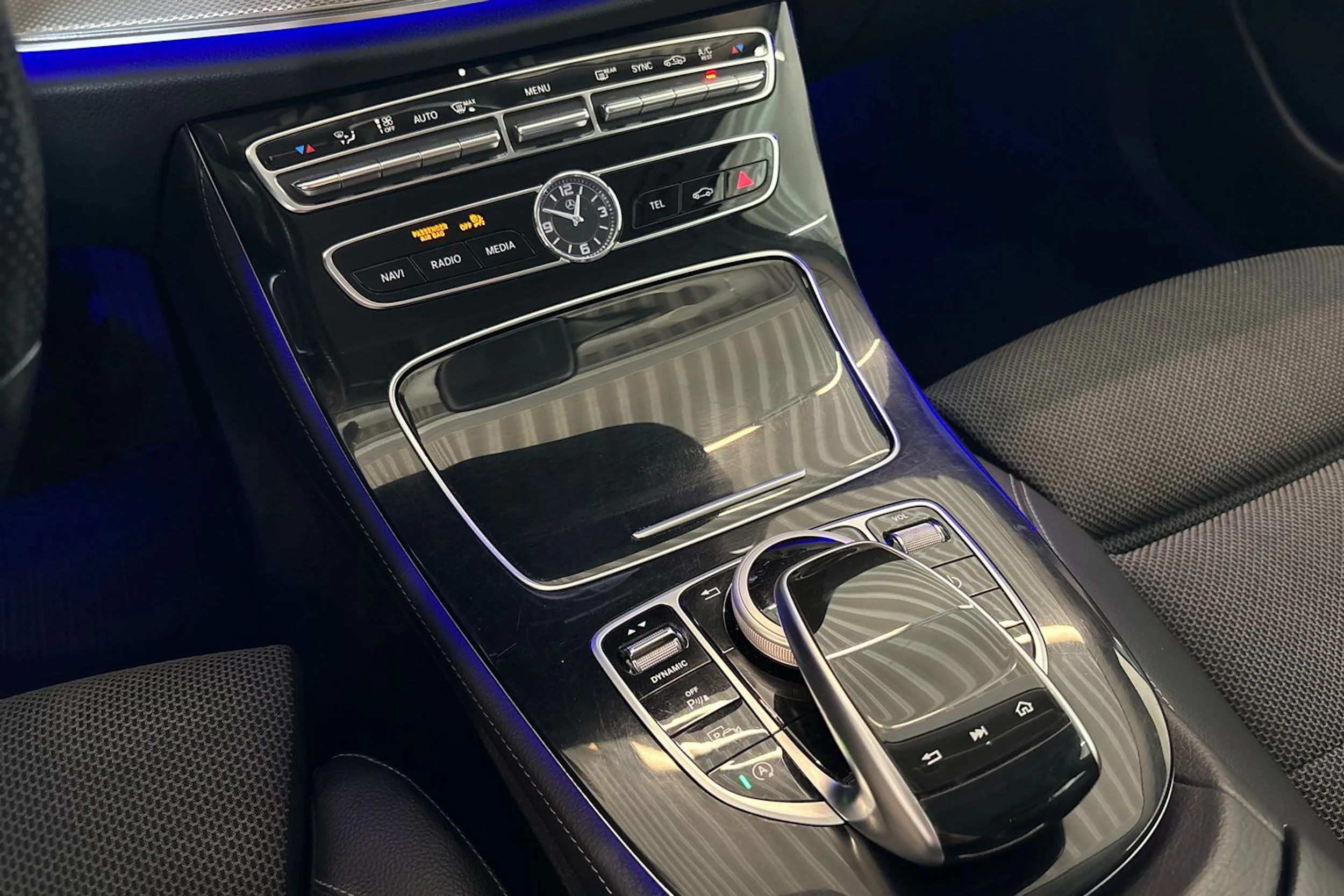 Sininen Mercedes-Benz E 2017 kuva 22.