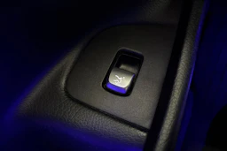 Sininen Mercedes-Benz E 2017 kuva 23.