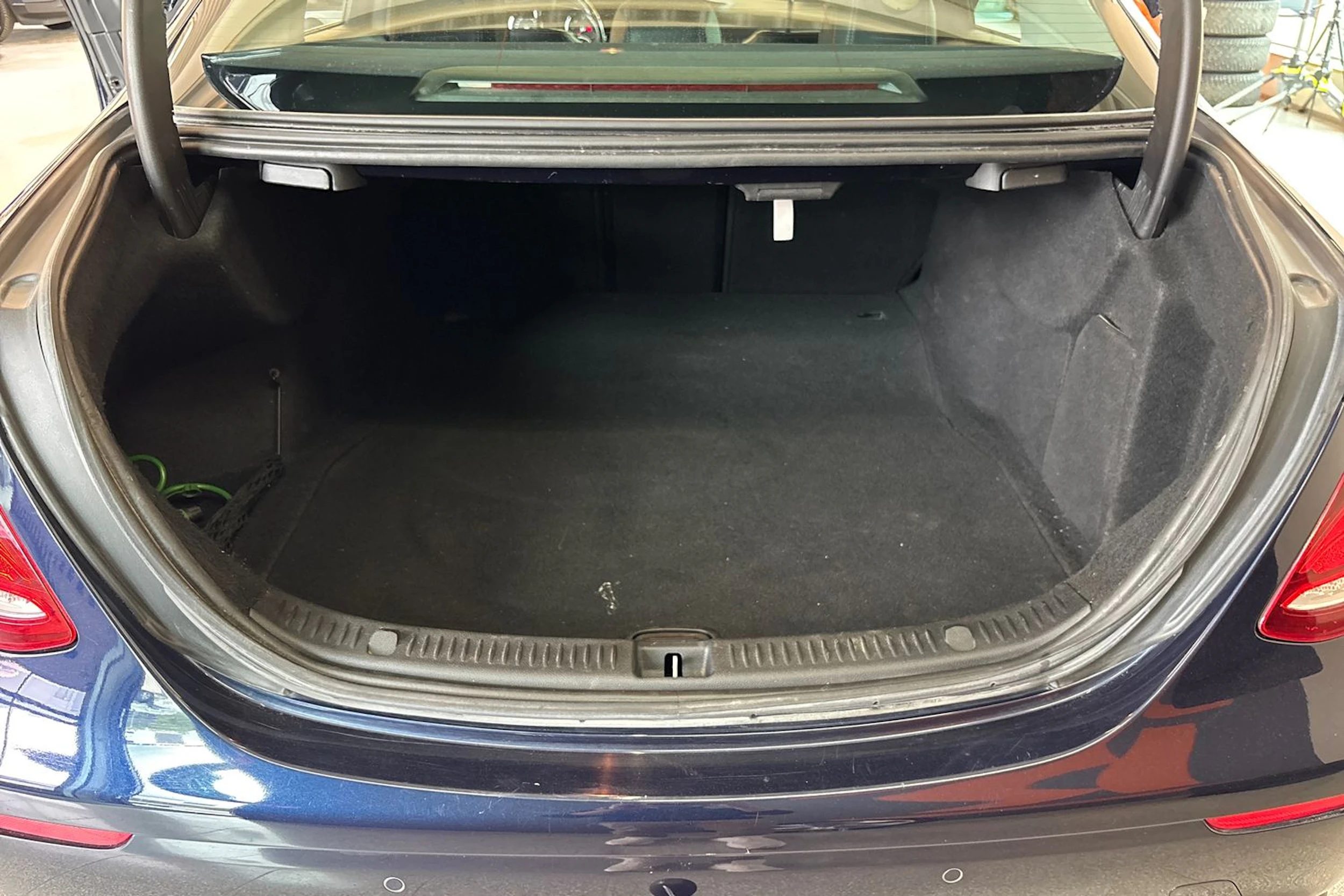 Sininen Mercedes-Benz E 2017 kuva 26.