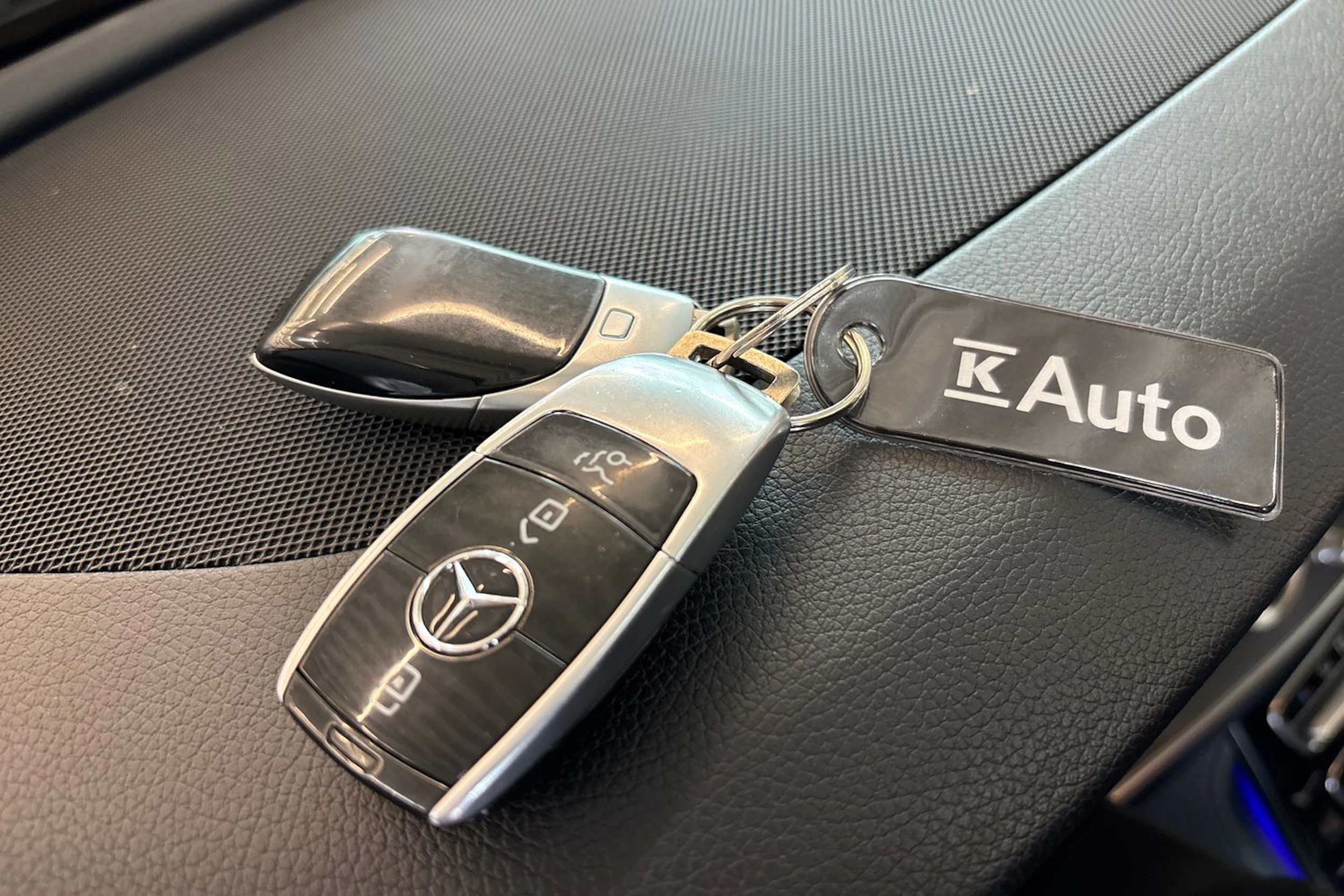 Sininen Mercedes-Benz E 2017 kuva 28.