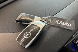 Sininen Mercedes-Benz E 2017 kuva 28.