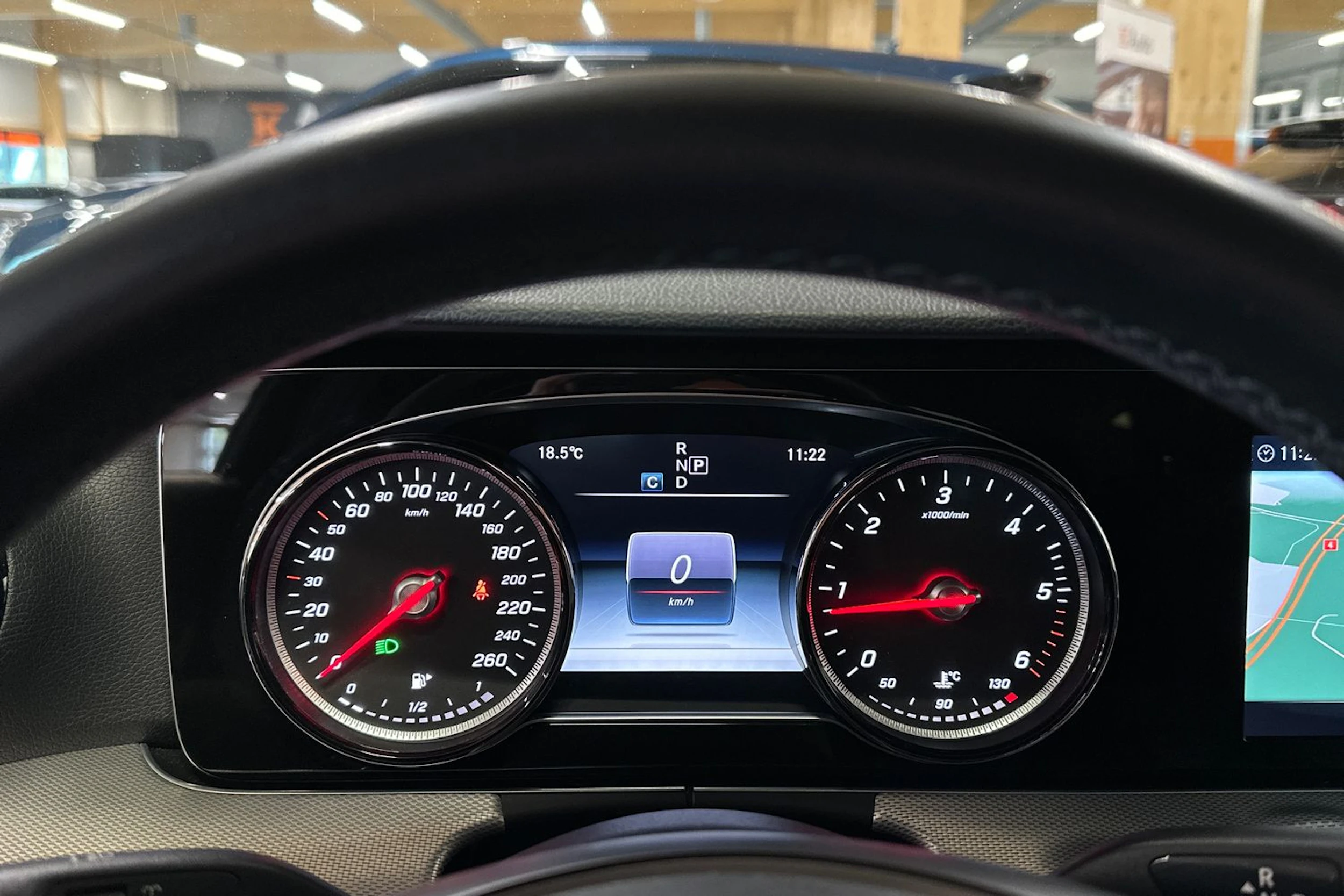 harmaa Mercedes-Benz E 2017 kuva 21.