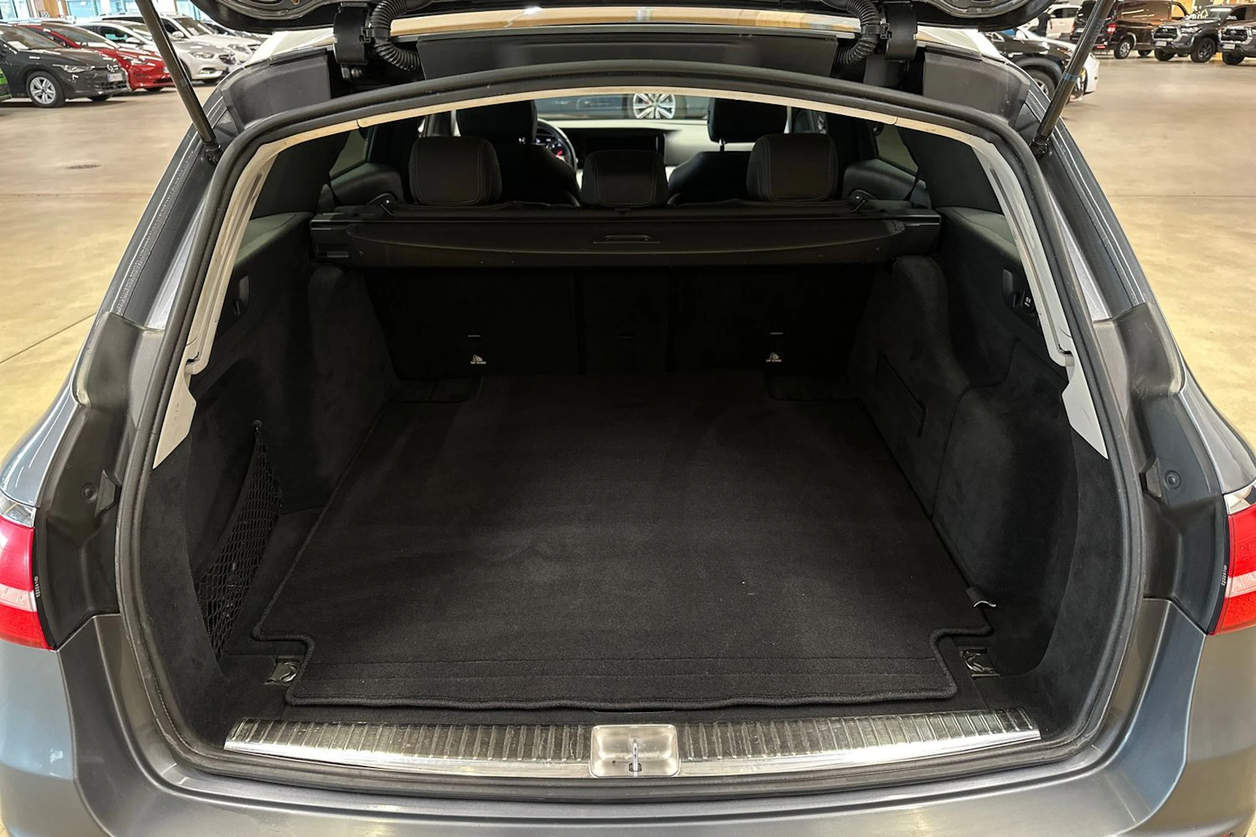 harmaa Mercedes-Benz E 2017 kuva 28.