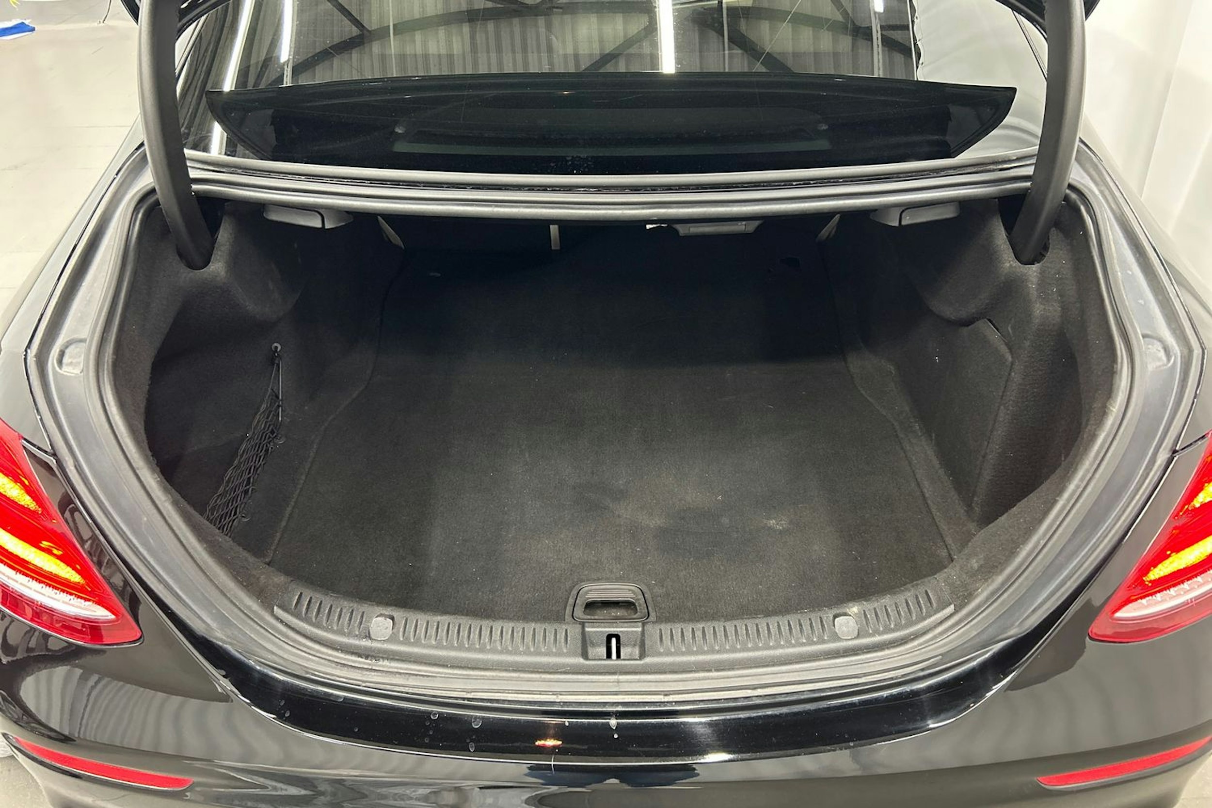 musta Mercedes-Benz E 2017 kuva 16.