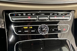 musta Mercedes-Benz E 2017 kuva 26.