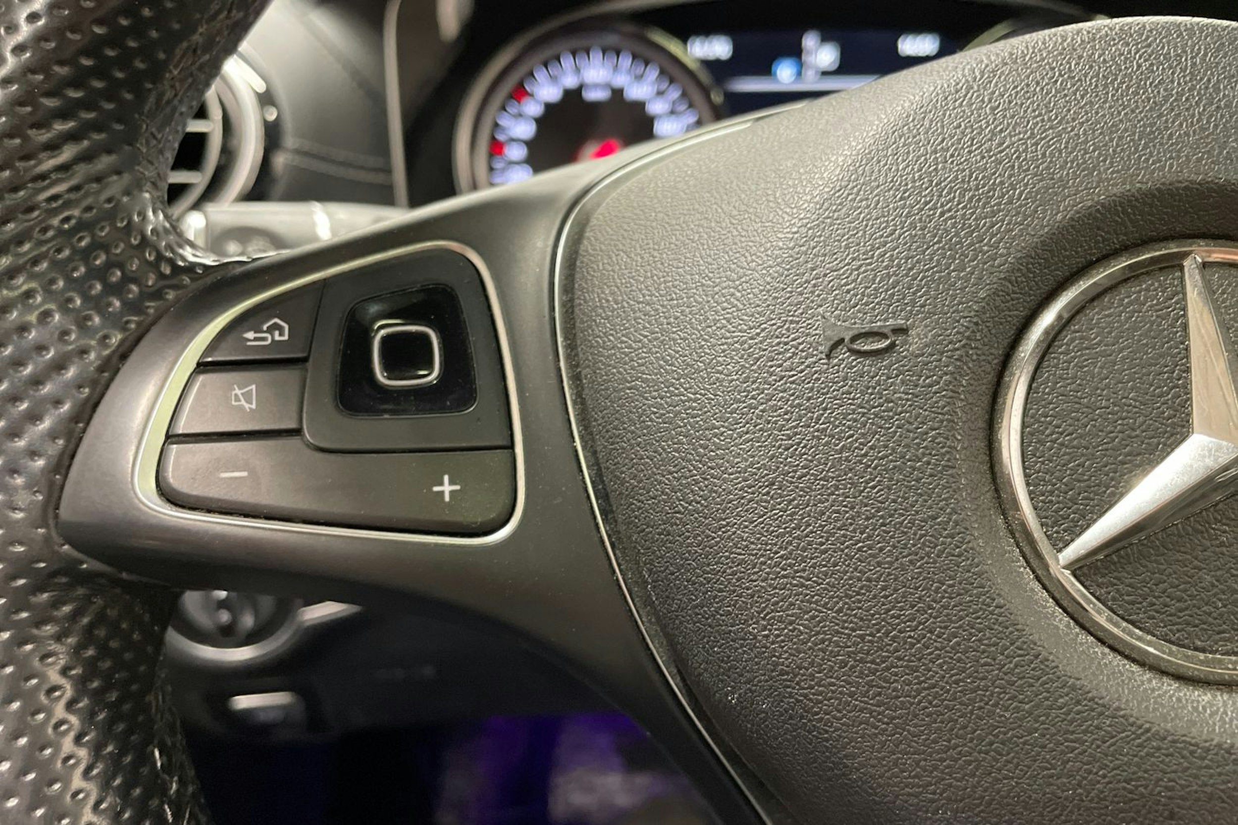 musta Mercedes-Benz E 2017 kuva 26.