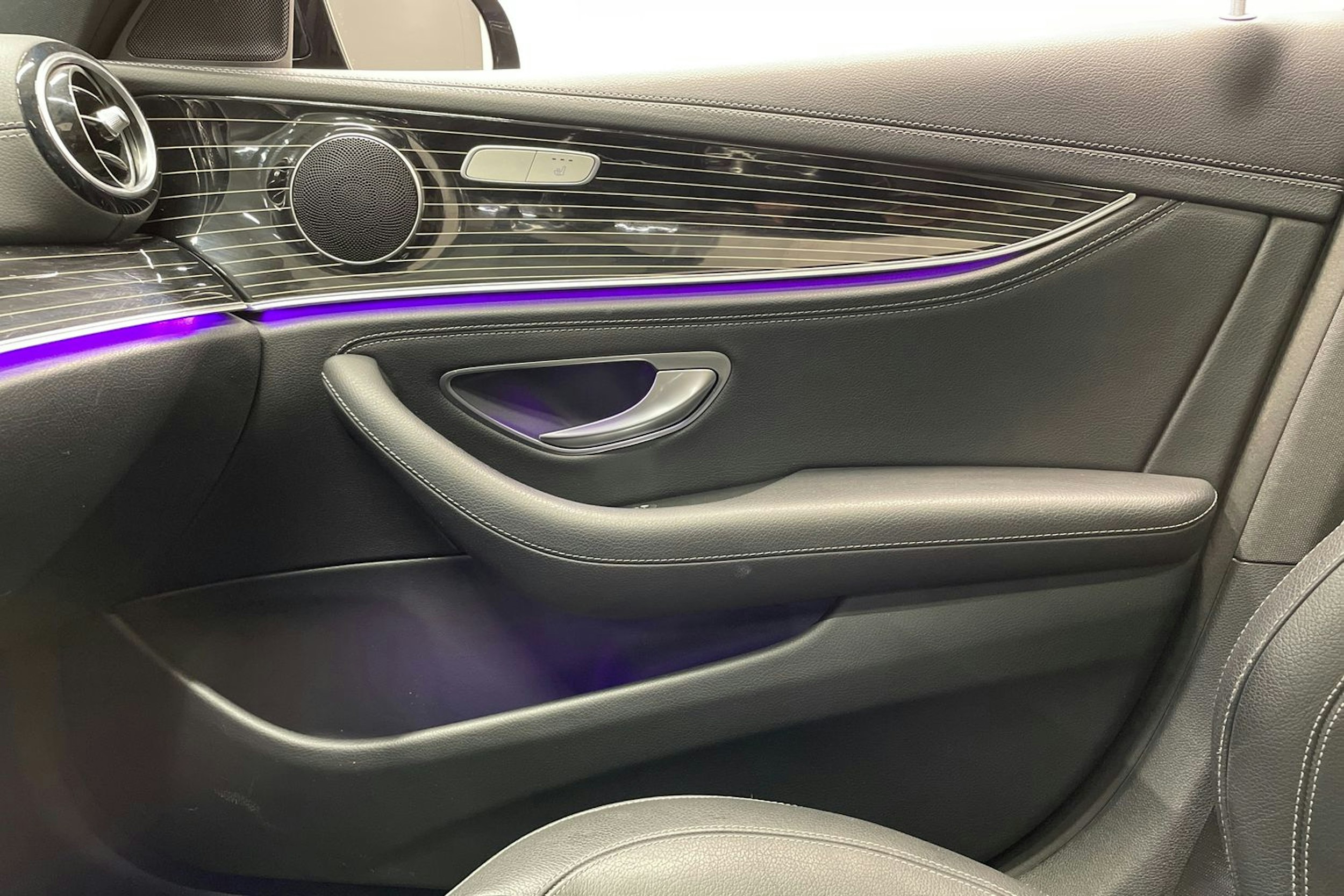 musta Mercedes-Benz E 2017 kuva 28.