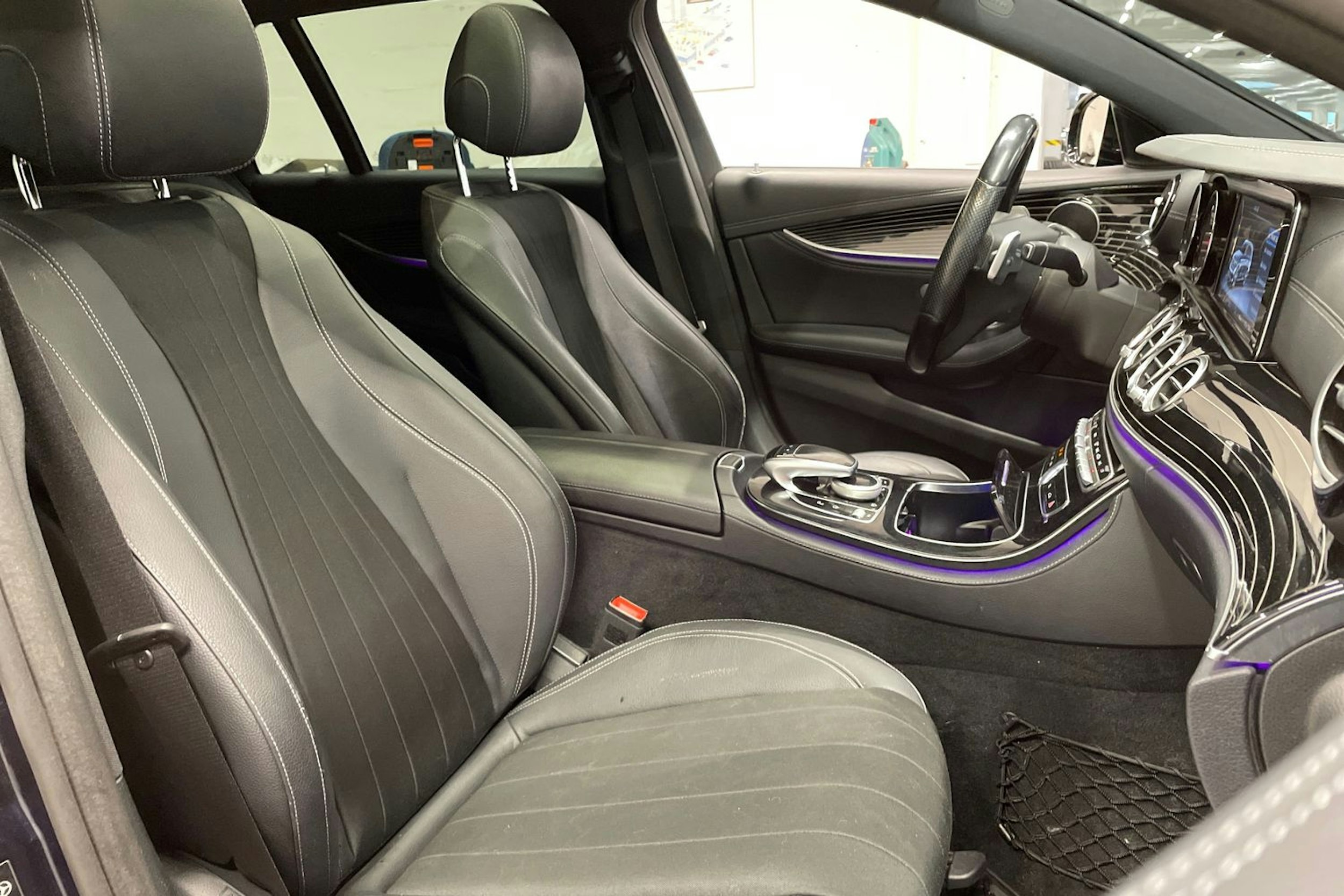 musta Mercedes-Benz E 2017 kuva 29.