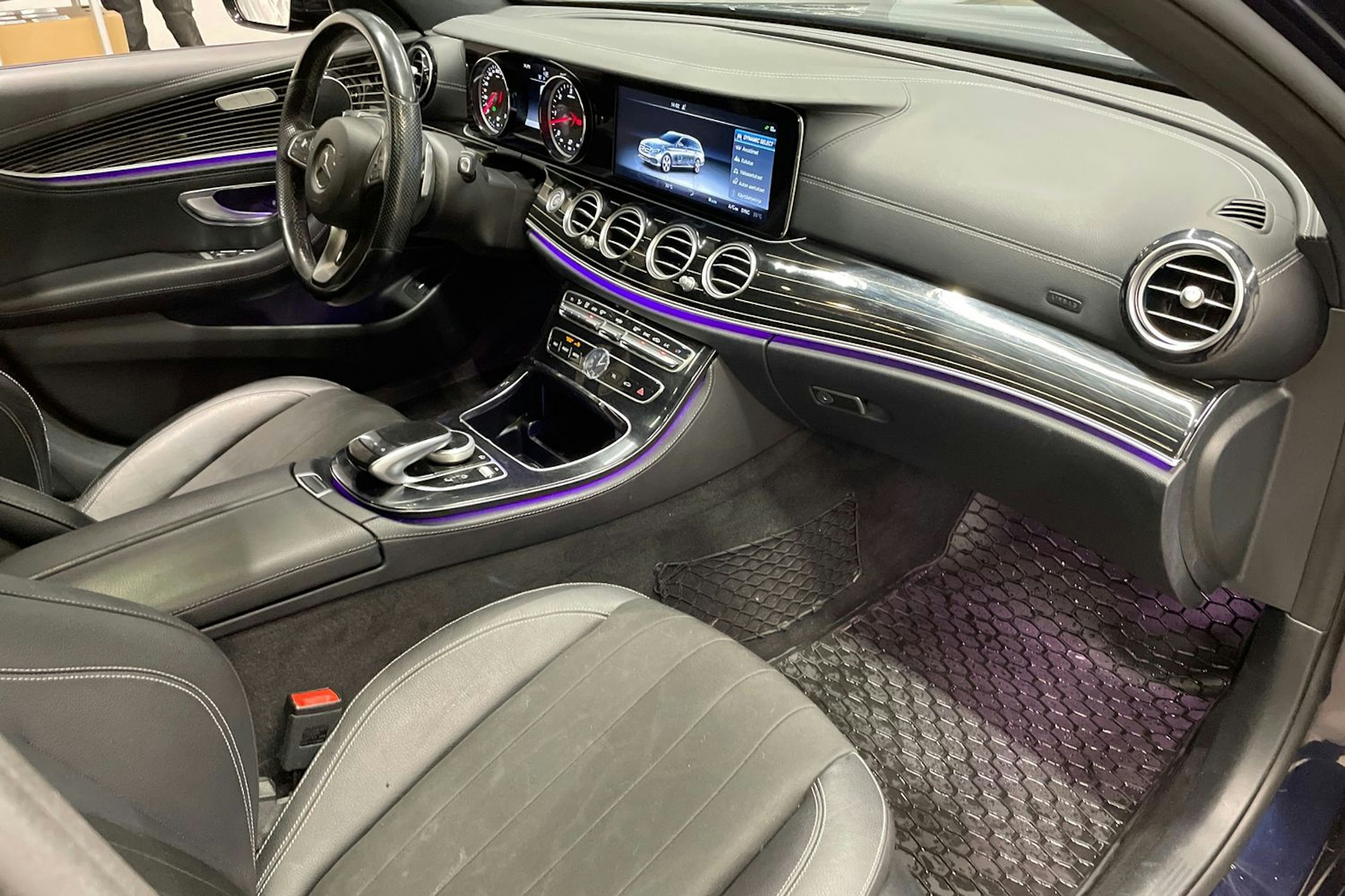 musta Mercedes-Benz E 2017 kuva 30.