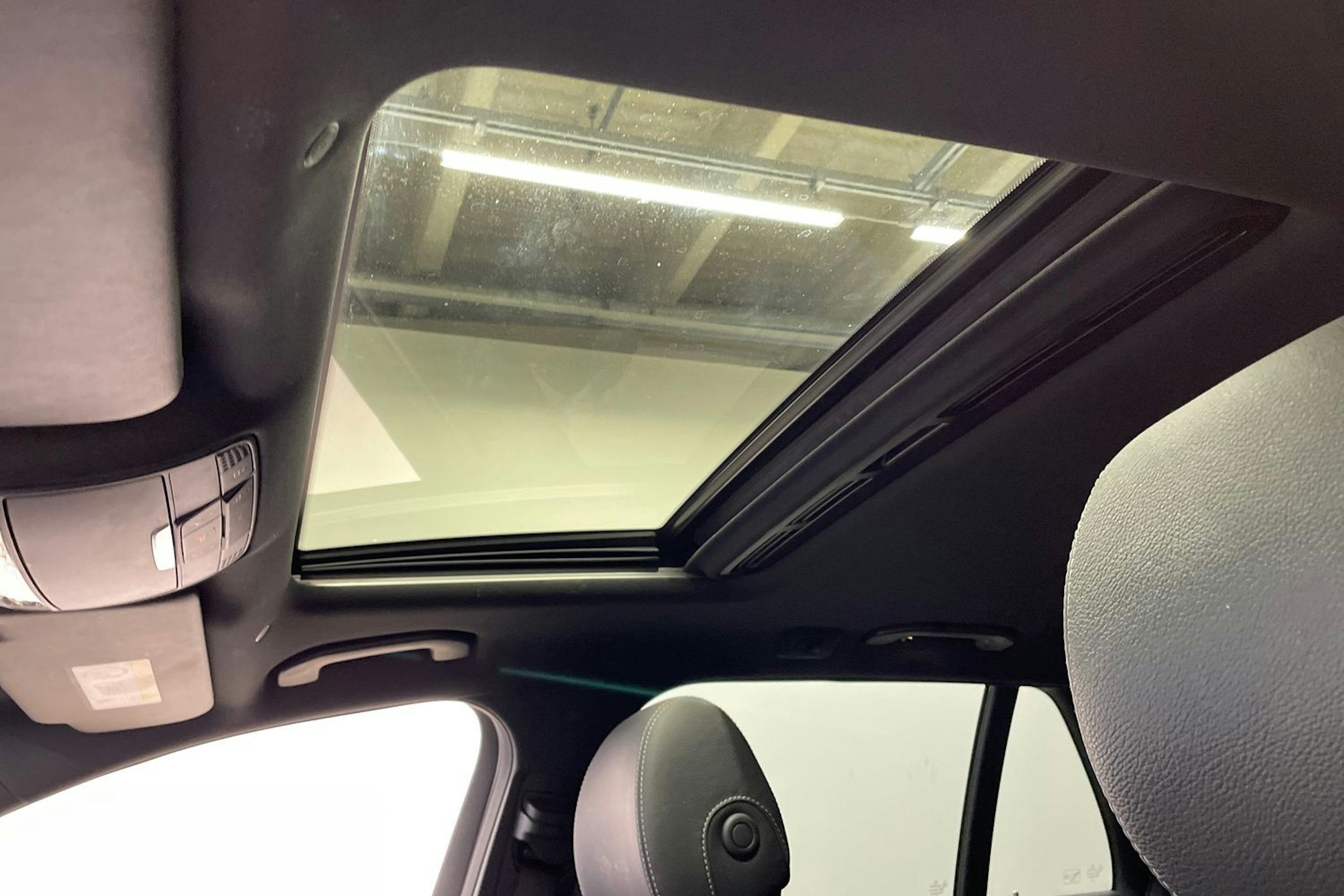 musta Mercedes-Benz E 2017 kuva 31.