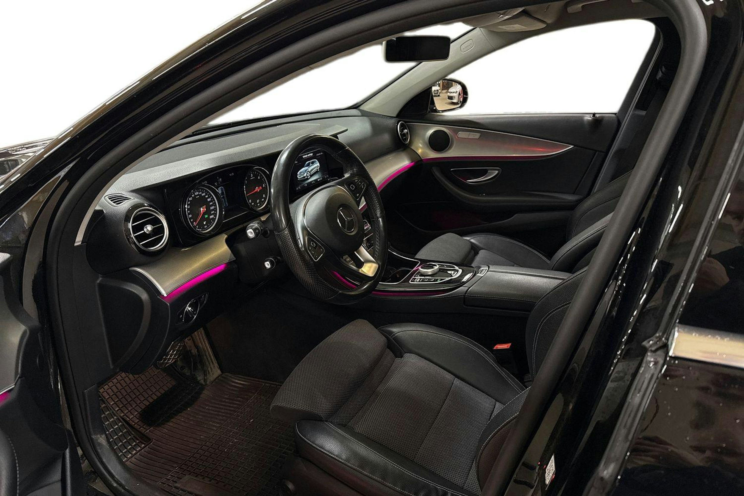 musta Mercedes-Benz E 2017 kuva 3.