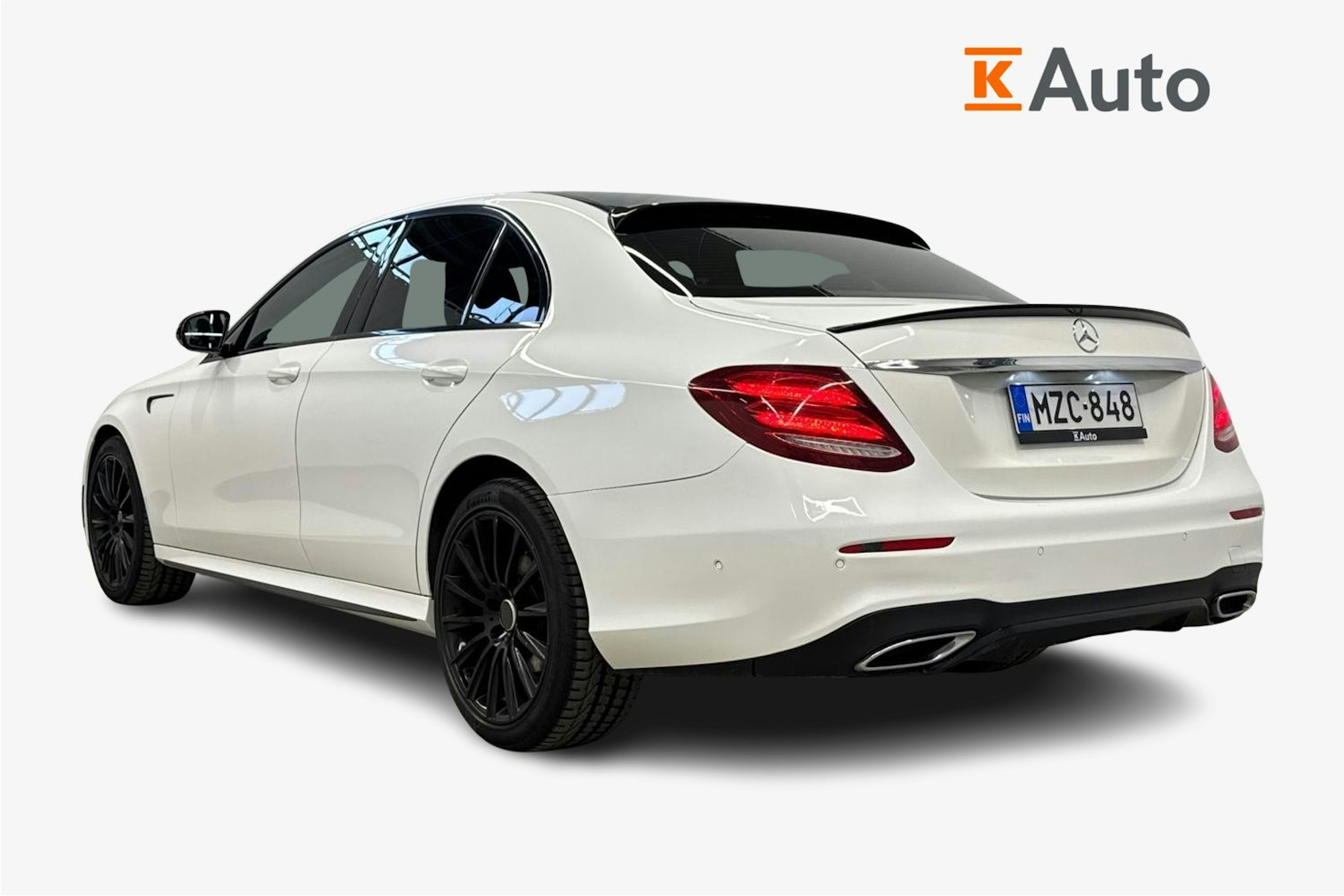 valkoinen Mercedes-Benz E 2017 kuva 2.