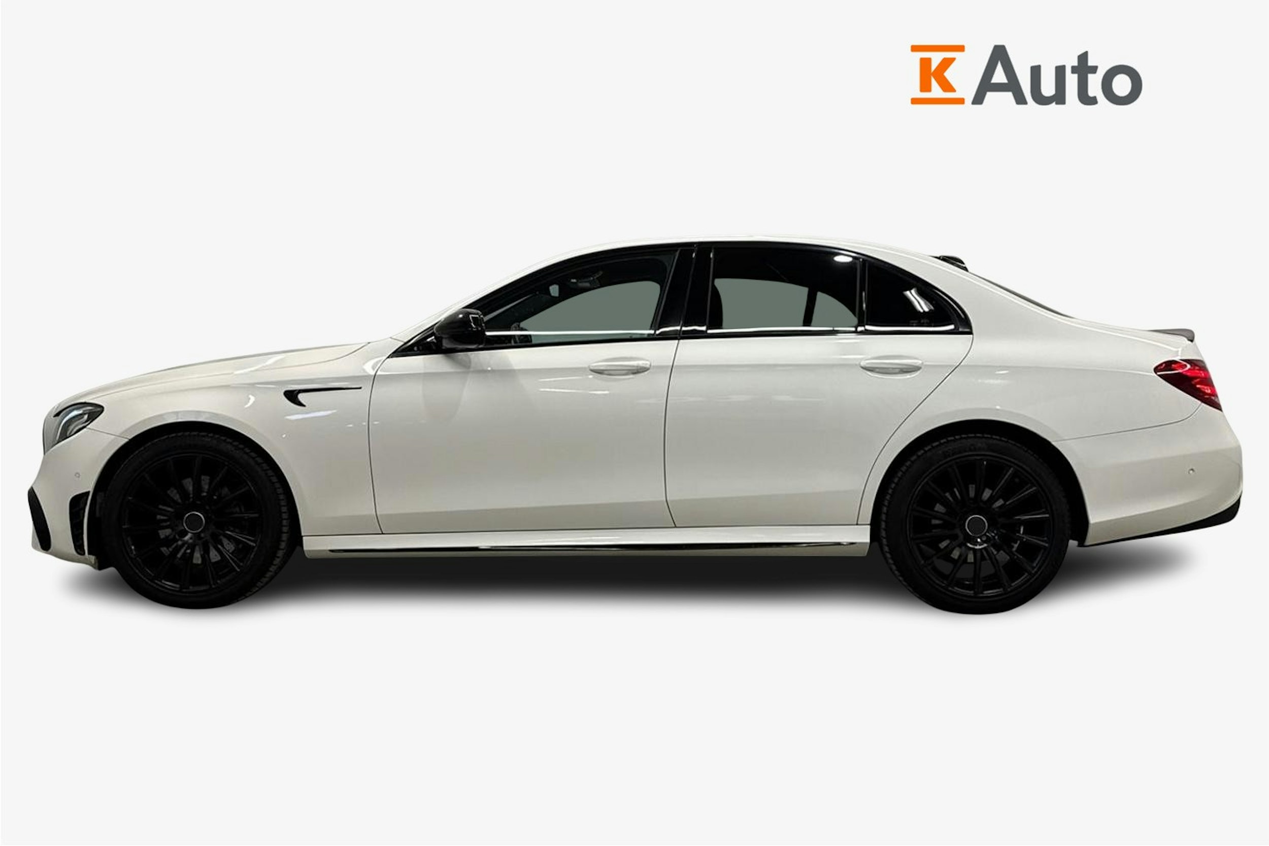 valkoinen Mercedes-Benz E 2017 kuva 6.
