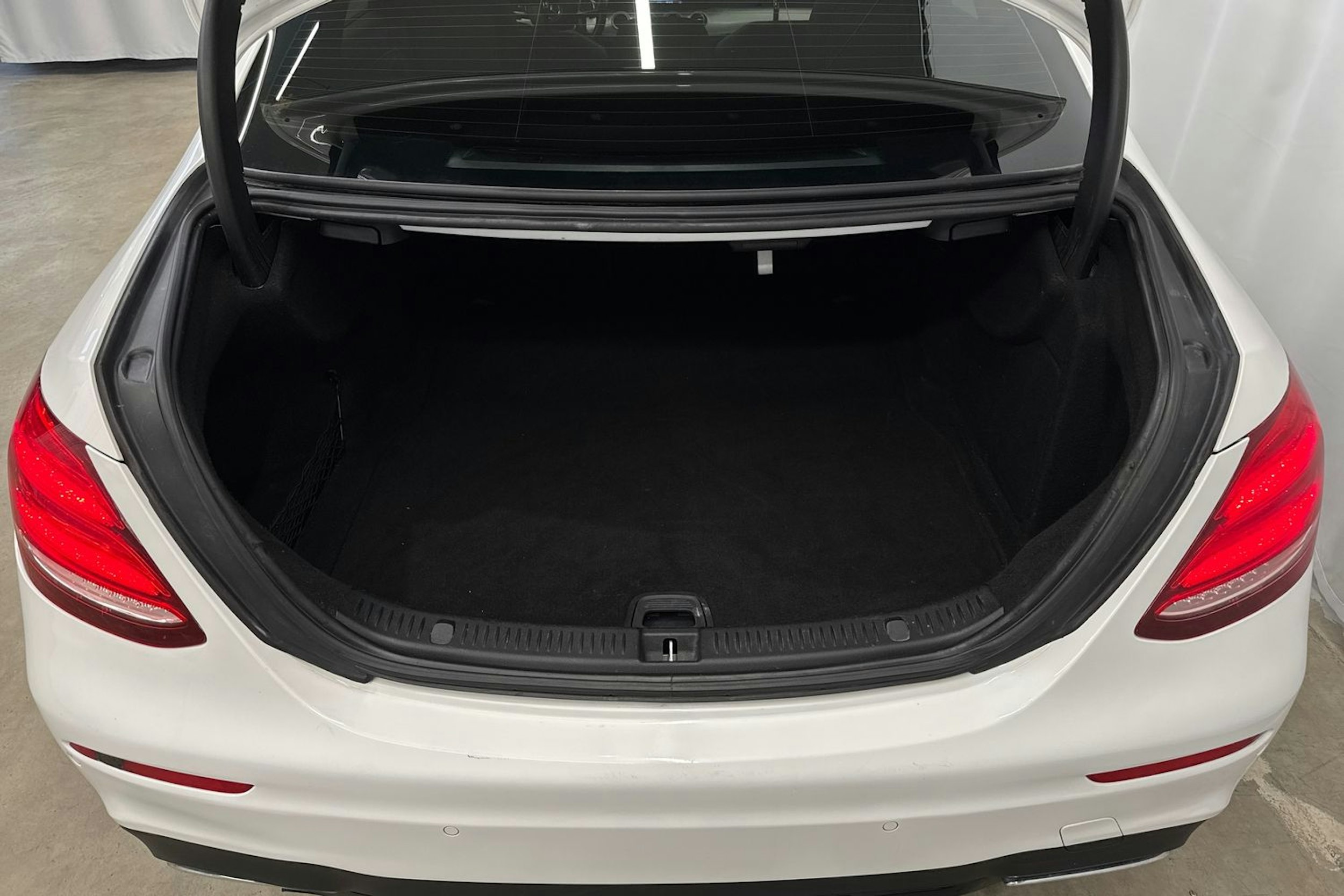 valkoinen Mercedes-Benz E 2017 kuva 16.