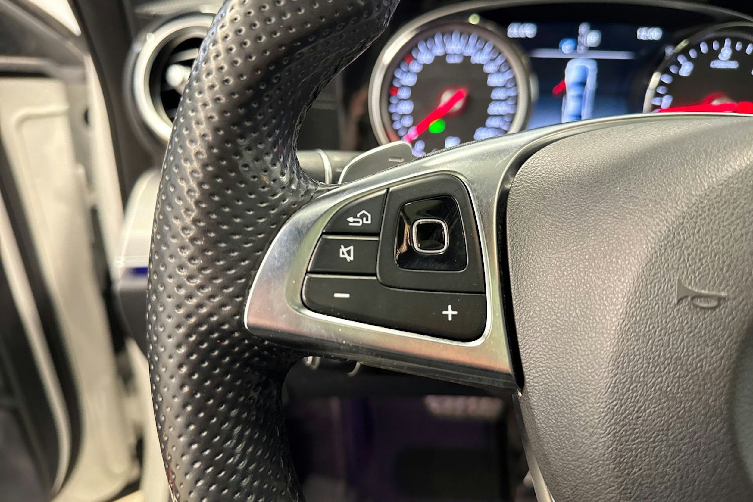 valkoinen Mercedes-Benz E 2017 kuva 23.