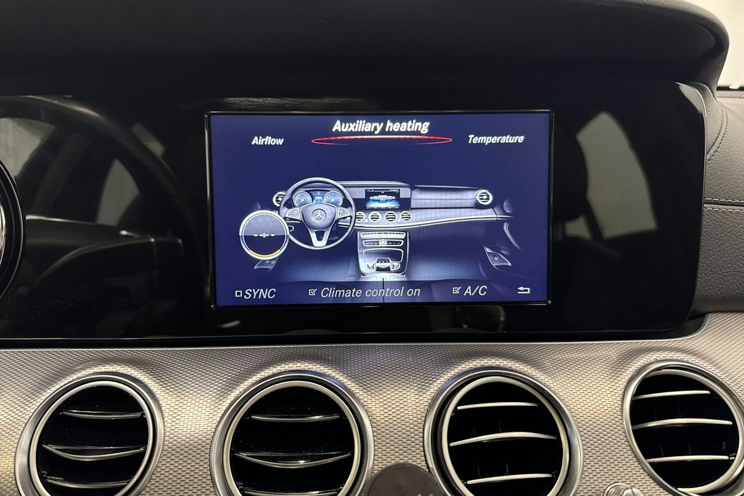 valkoinen Mercedes-Benz E 2017 kuva 27.