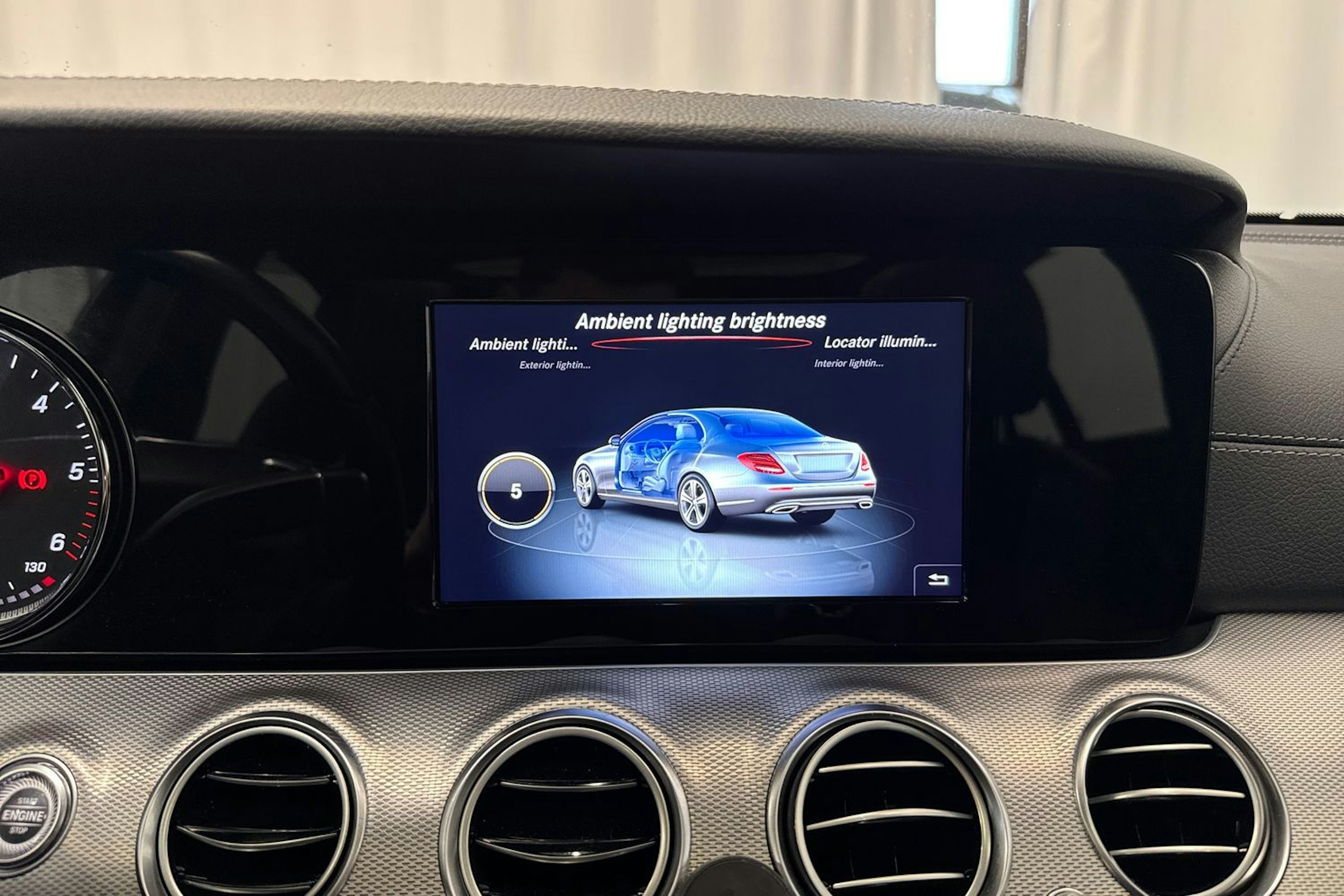 valkoinen Mercedes-Benz E 2017 kuva 30.