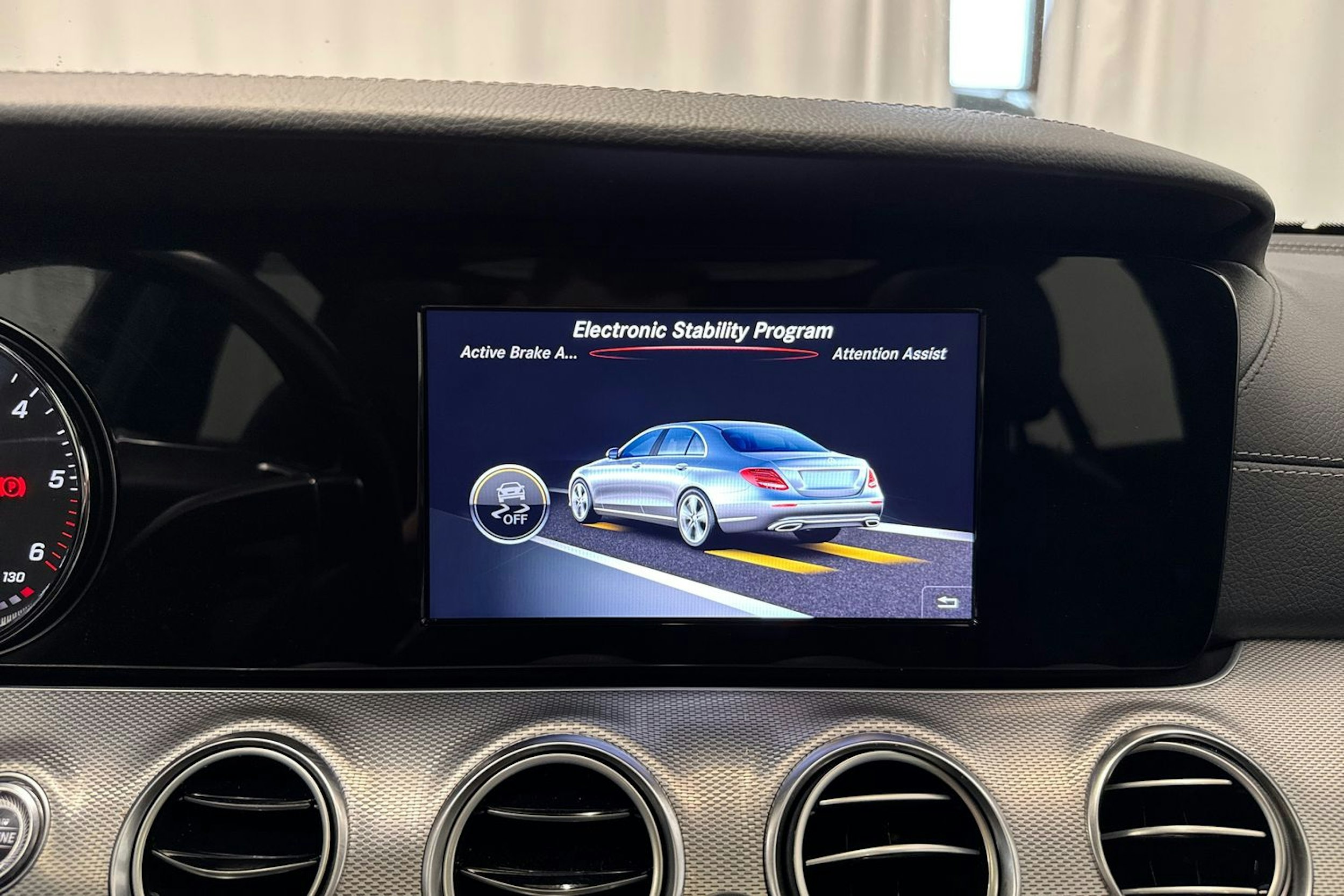 valkoinen Mercedes-Benz E 2017 kuva 31.