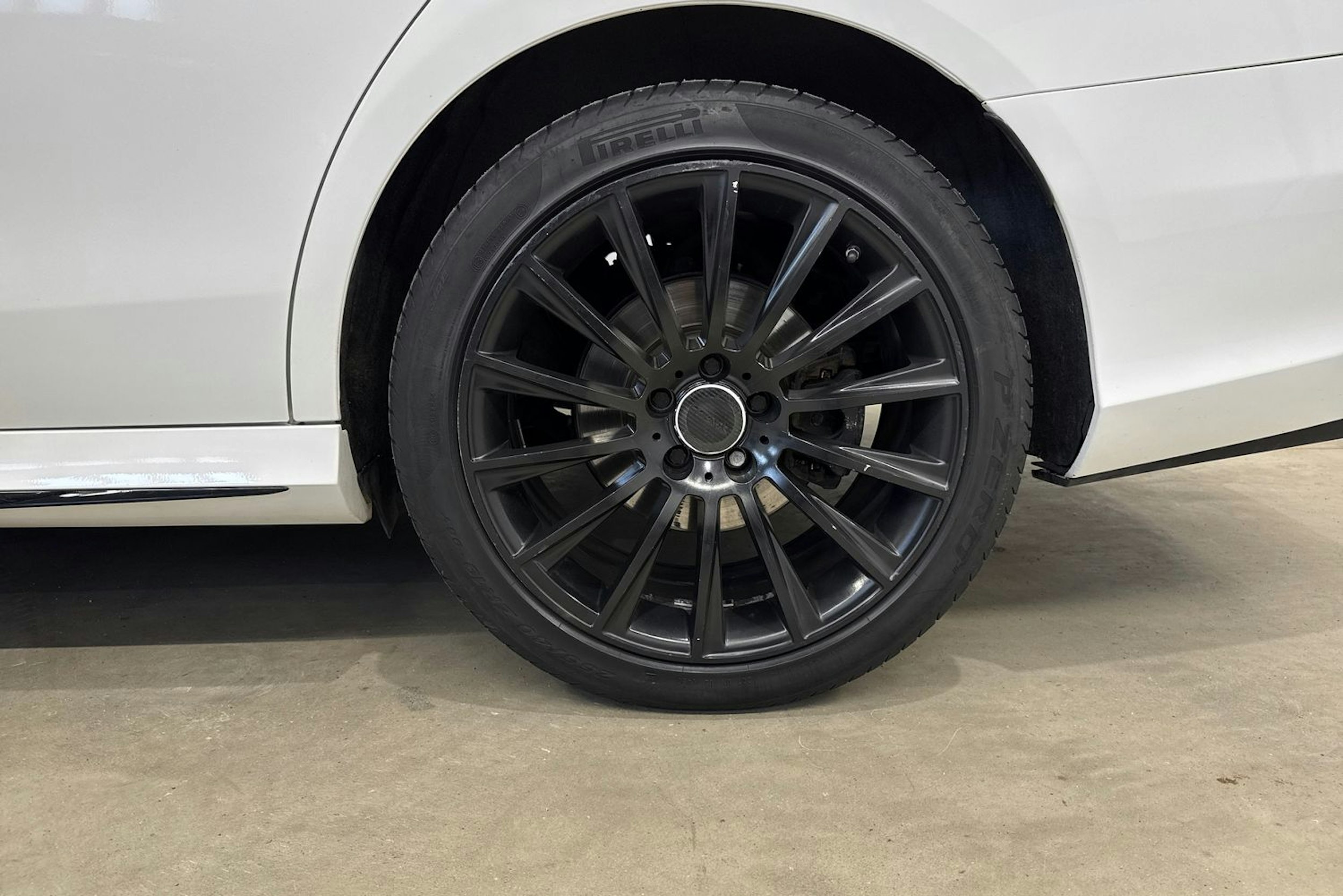 valkoinen Mercedes-Benz E 2017 kuva 33.