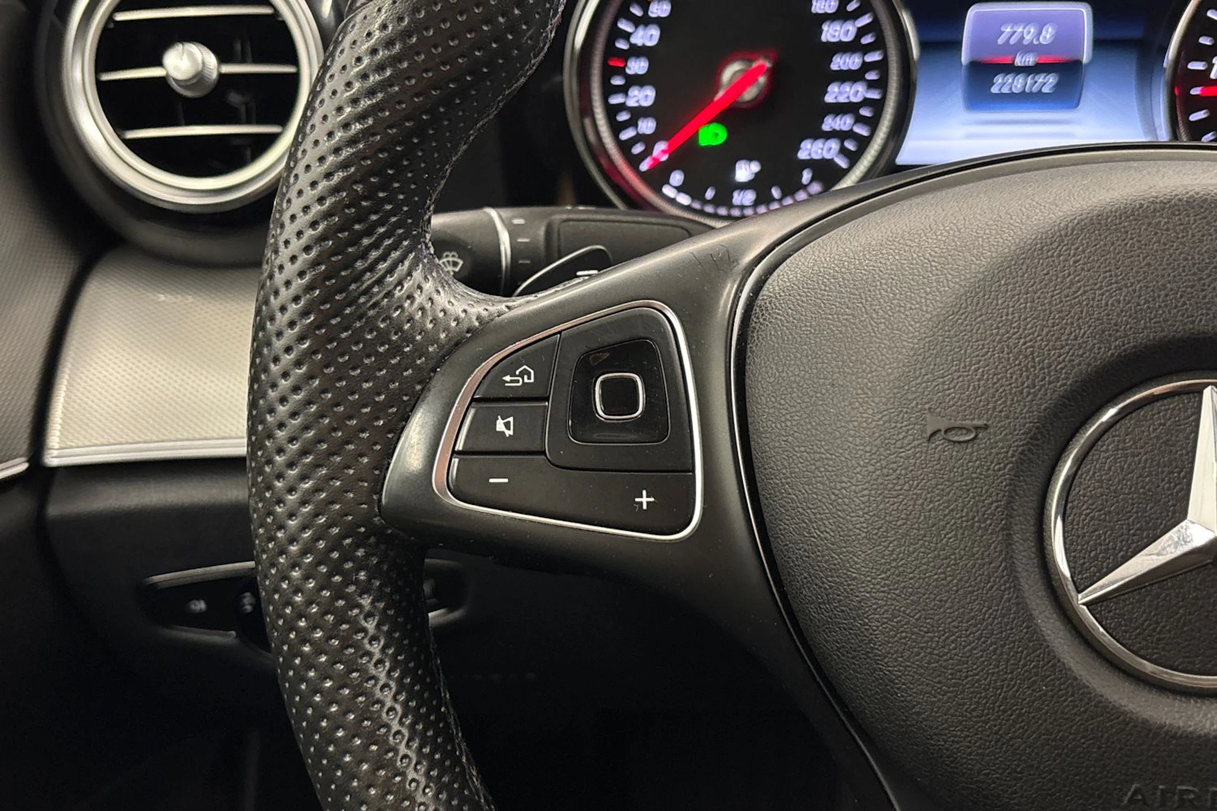 musta Mercedes-Benz E 2017 kuva 13.