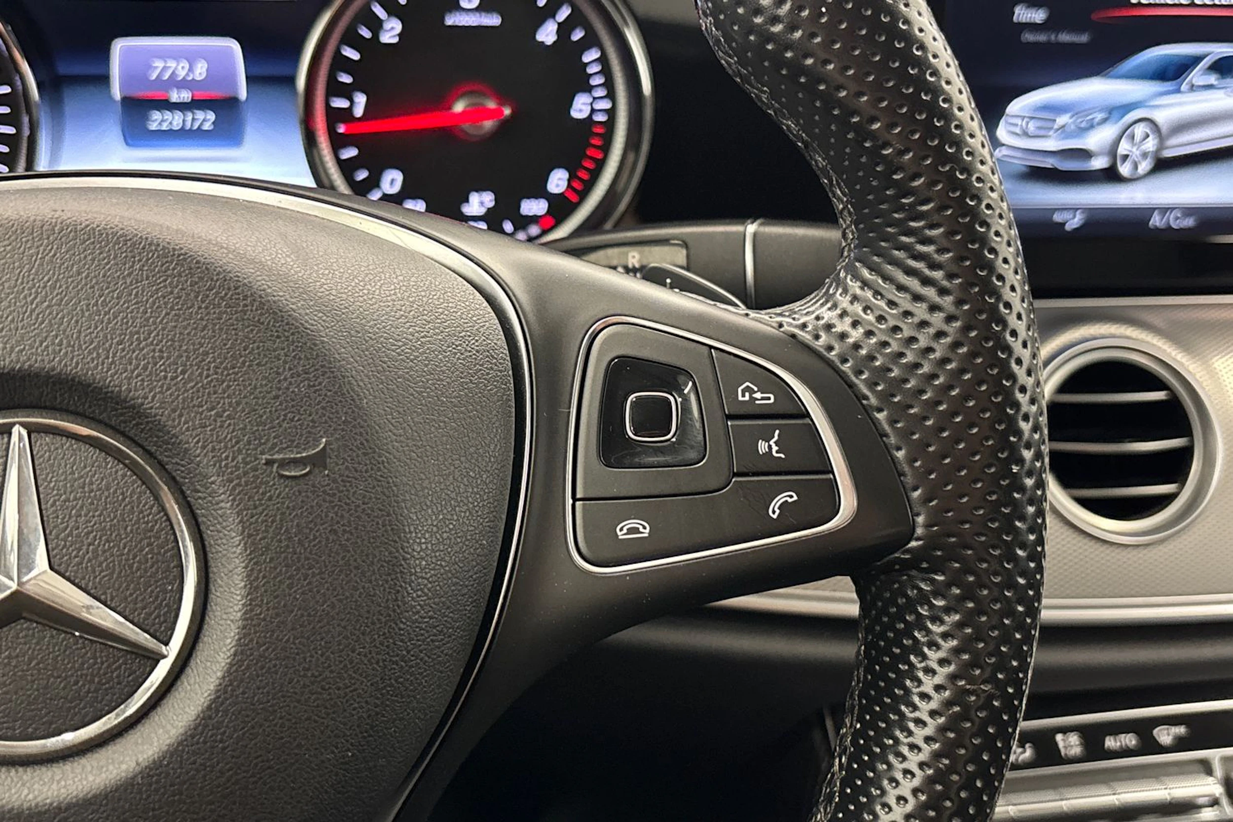 musta Mercedes-Benz E 2017 kuva 14.
