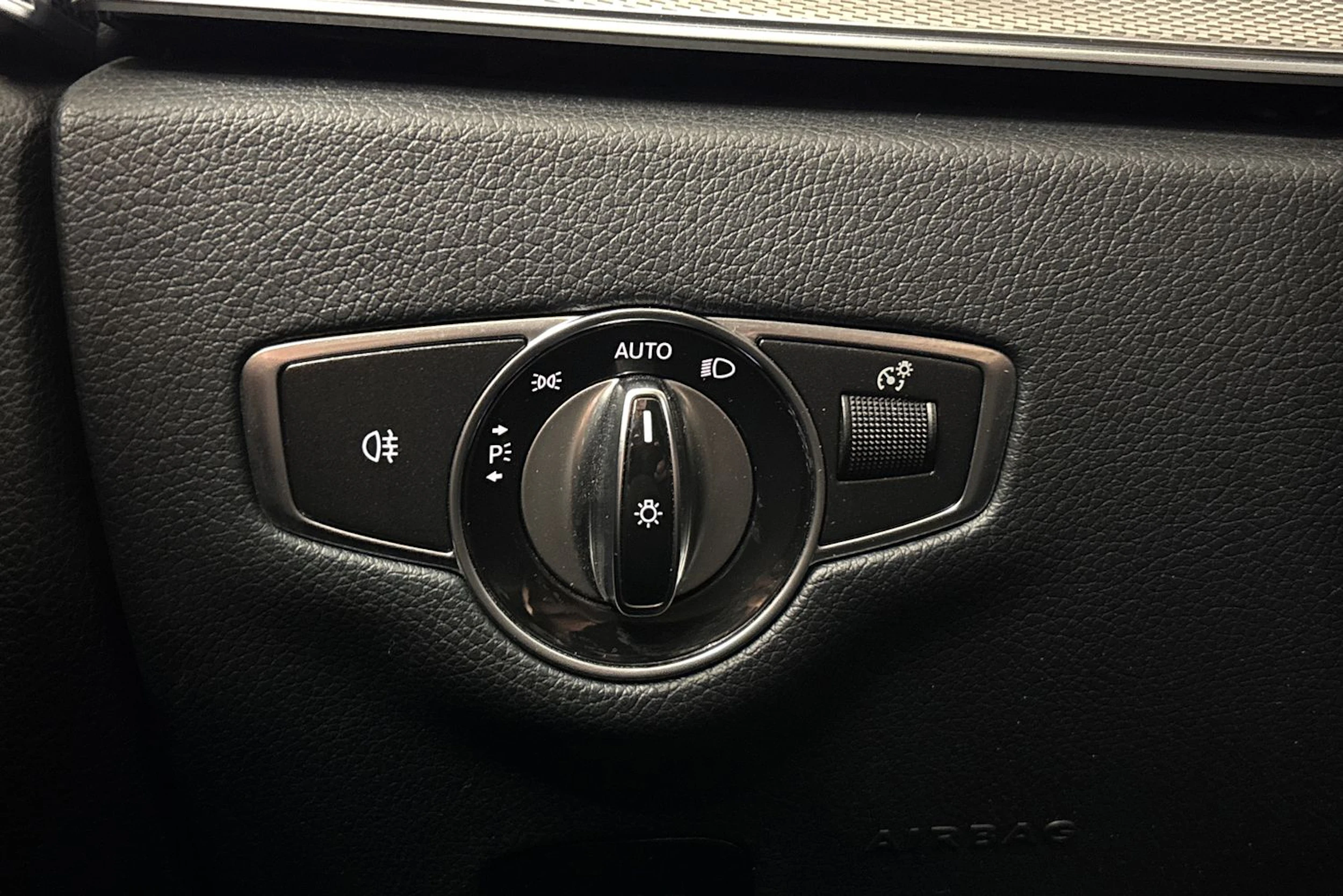 musta Mercedes-Benz E 2017 kuva 17.