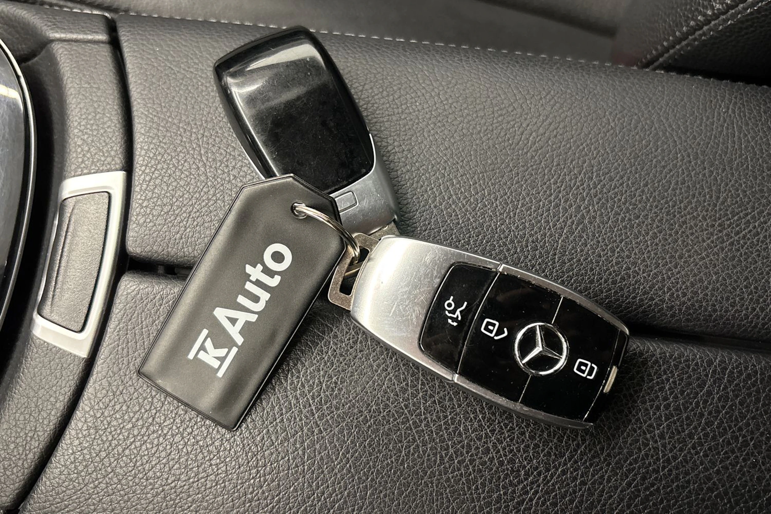 musta Mercedes-Benz E 2017 kuva 23.