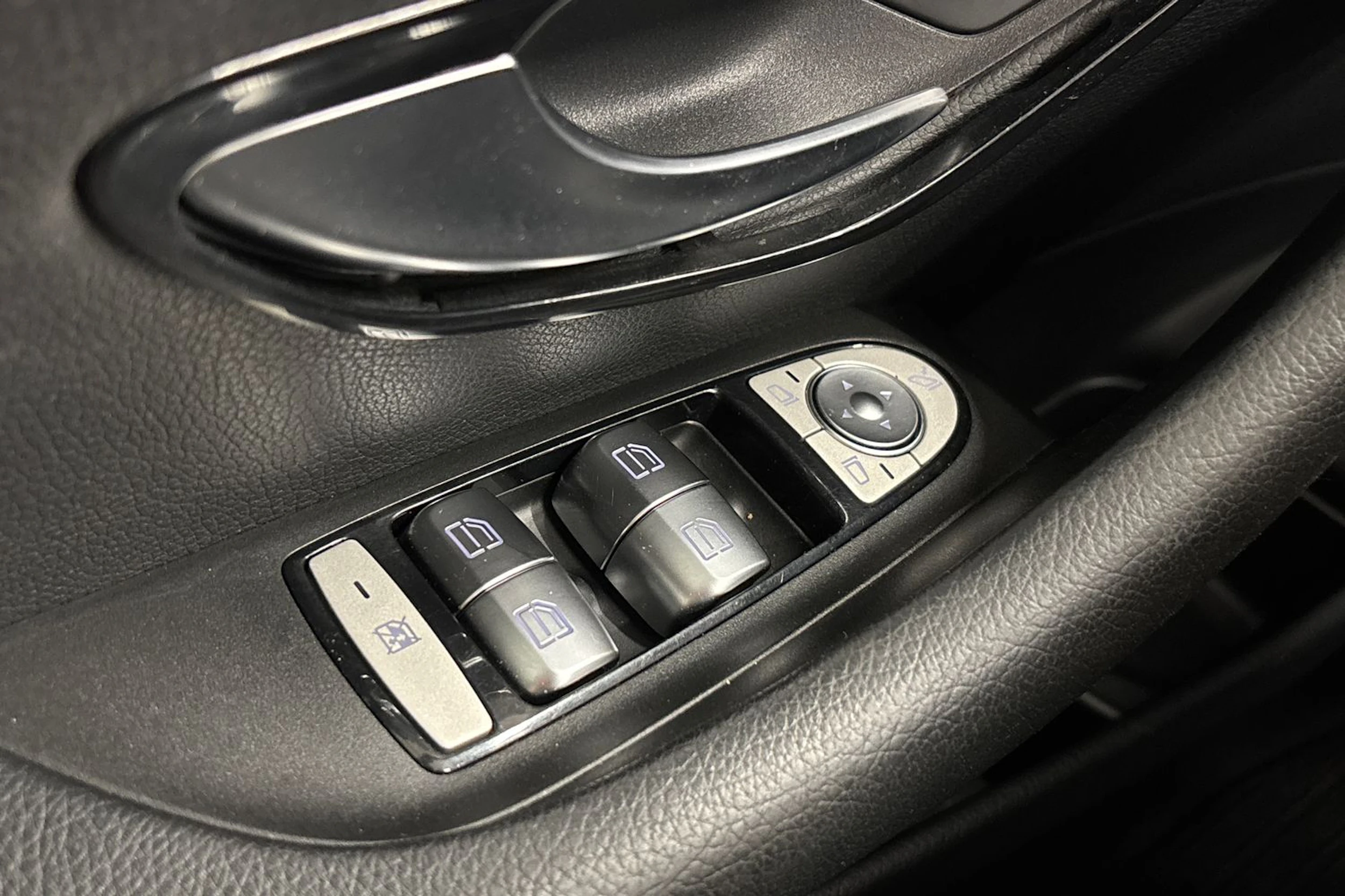 musta Mercedes-Benz E 2017 kuva 26.