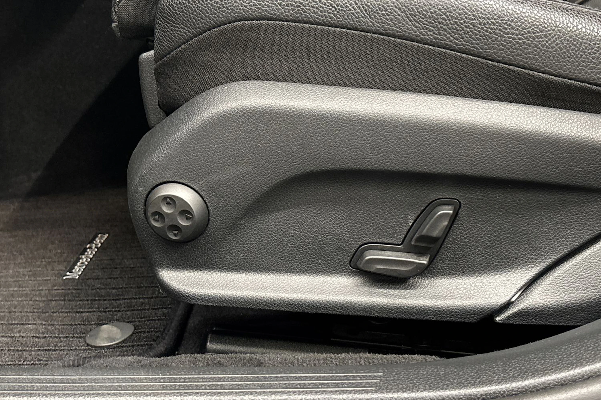 musta Mercedes-Benz E 2017 kuva 29.