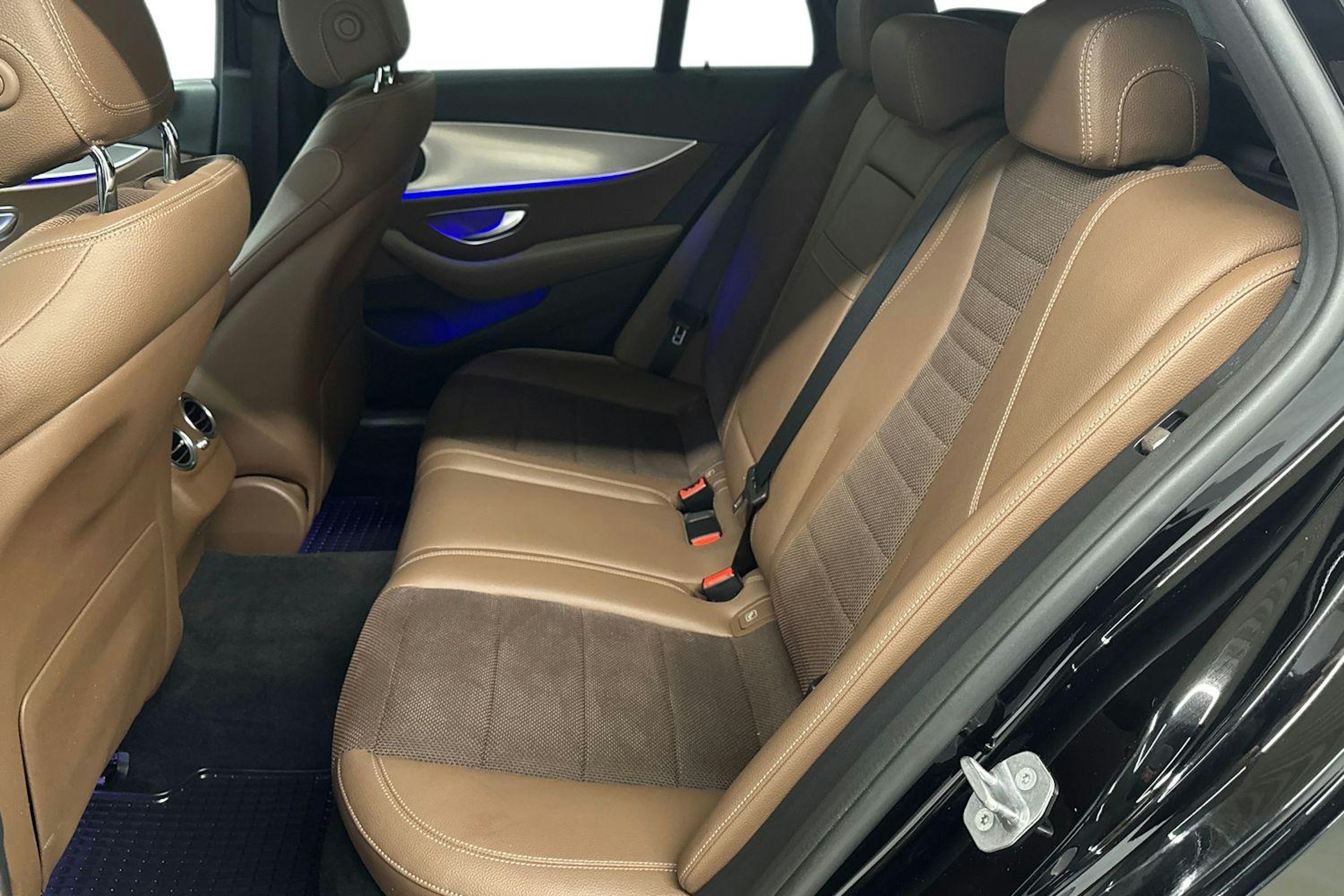 musta Mercedes-Benz E 2017 kuva 10.